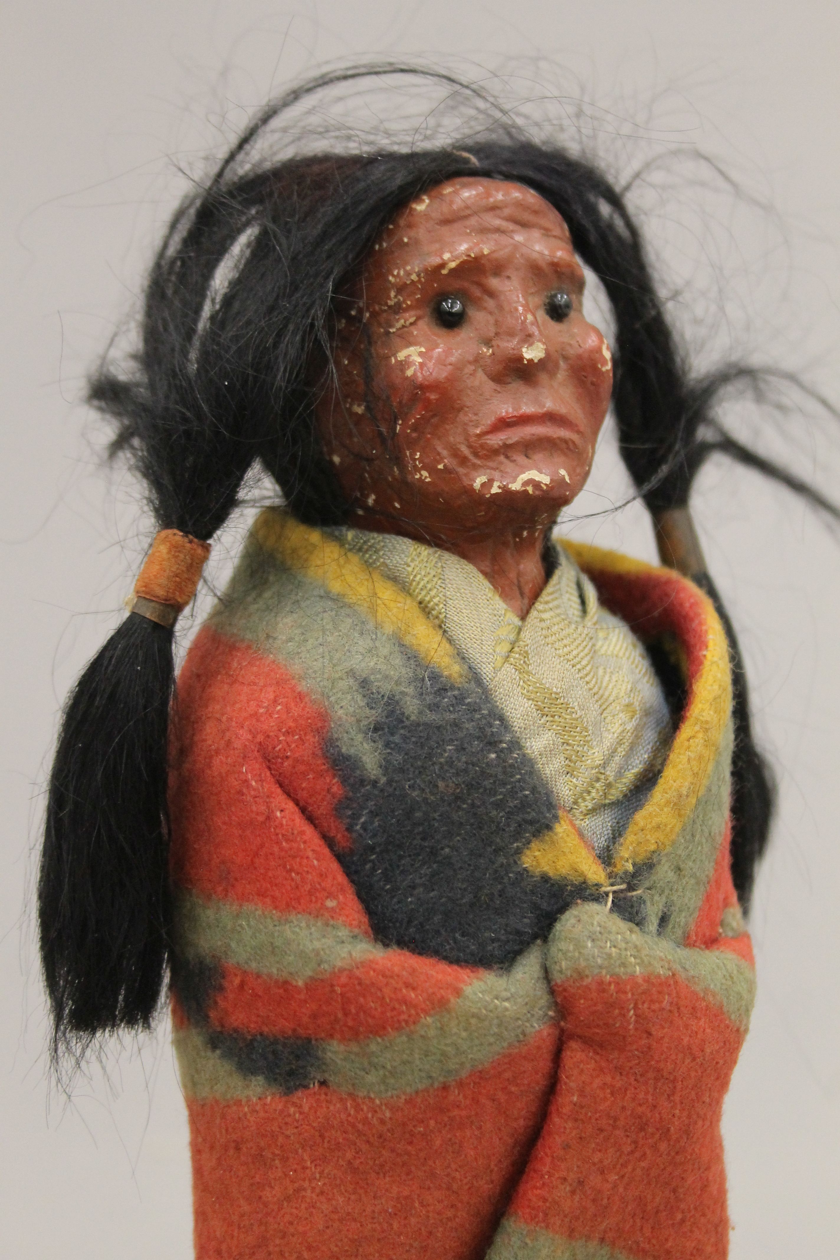 A Native American doll and a quantity of beadwork. The former 23 cm high. - Image 3 of 6