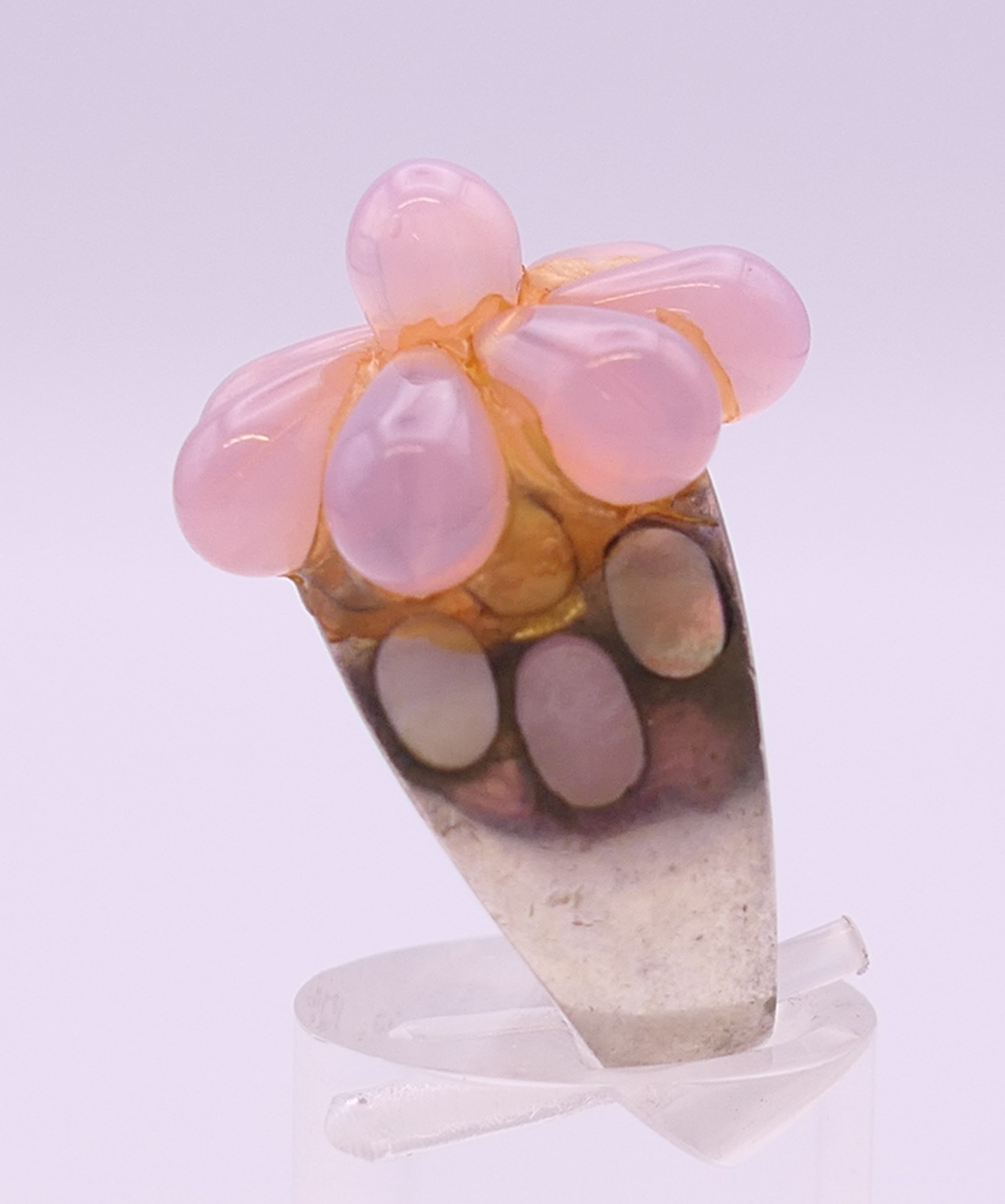 A silver rose quartz and mother-of-pearl ring. Ring size Q/R. - Image 4 of 6