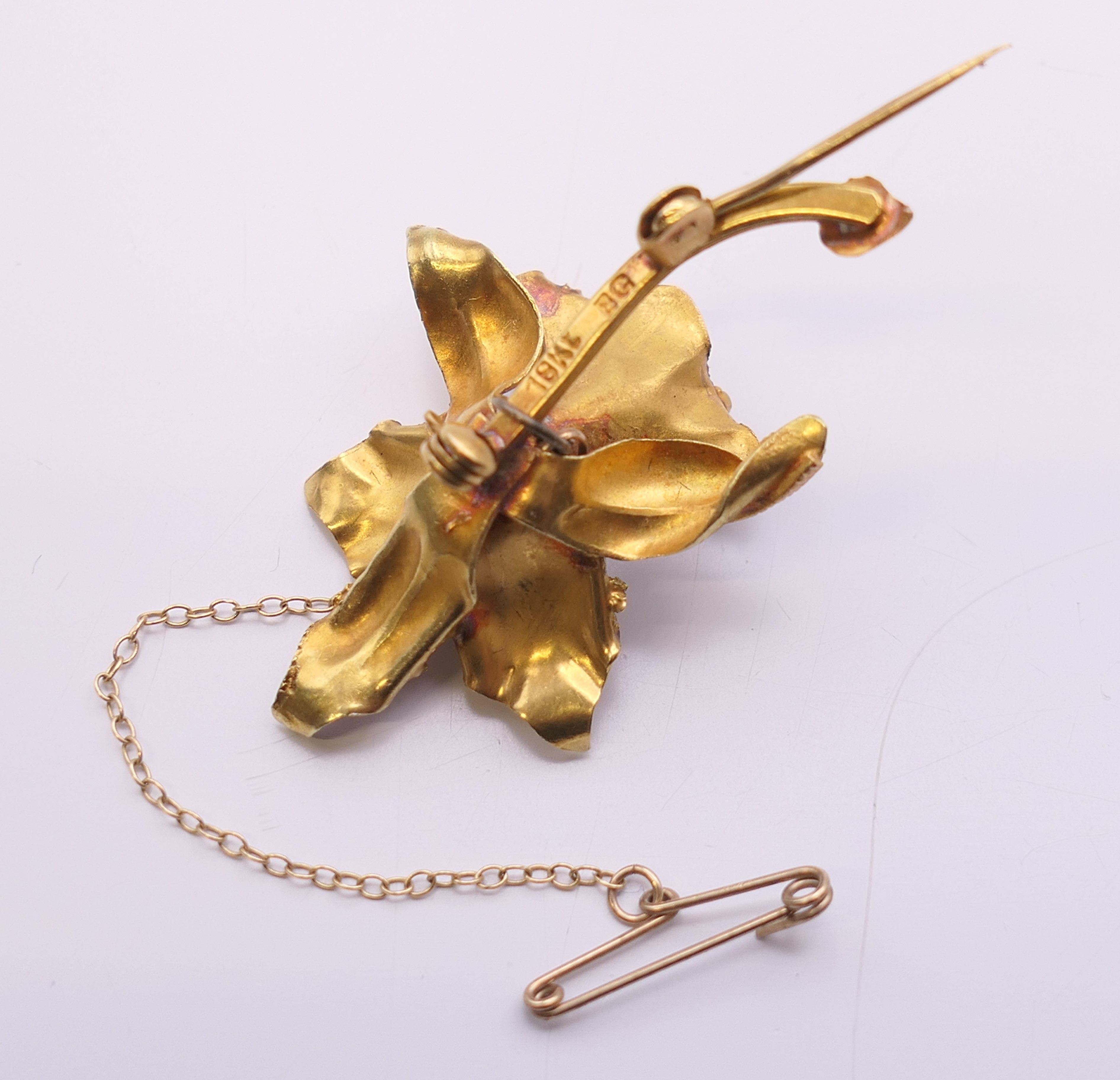 An 18 ct gold naturalist orchid brooch set with single pearl. 4.25 cm long. 9 grammes total weight. - Image 5 of 8