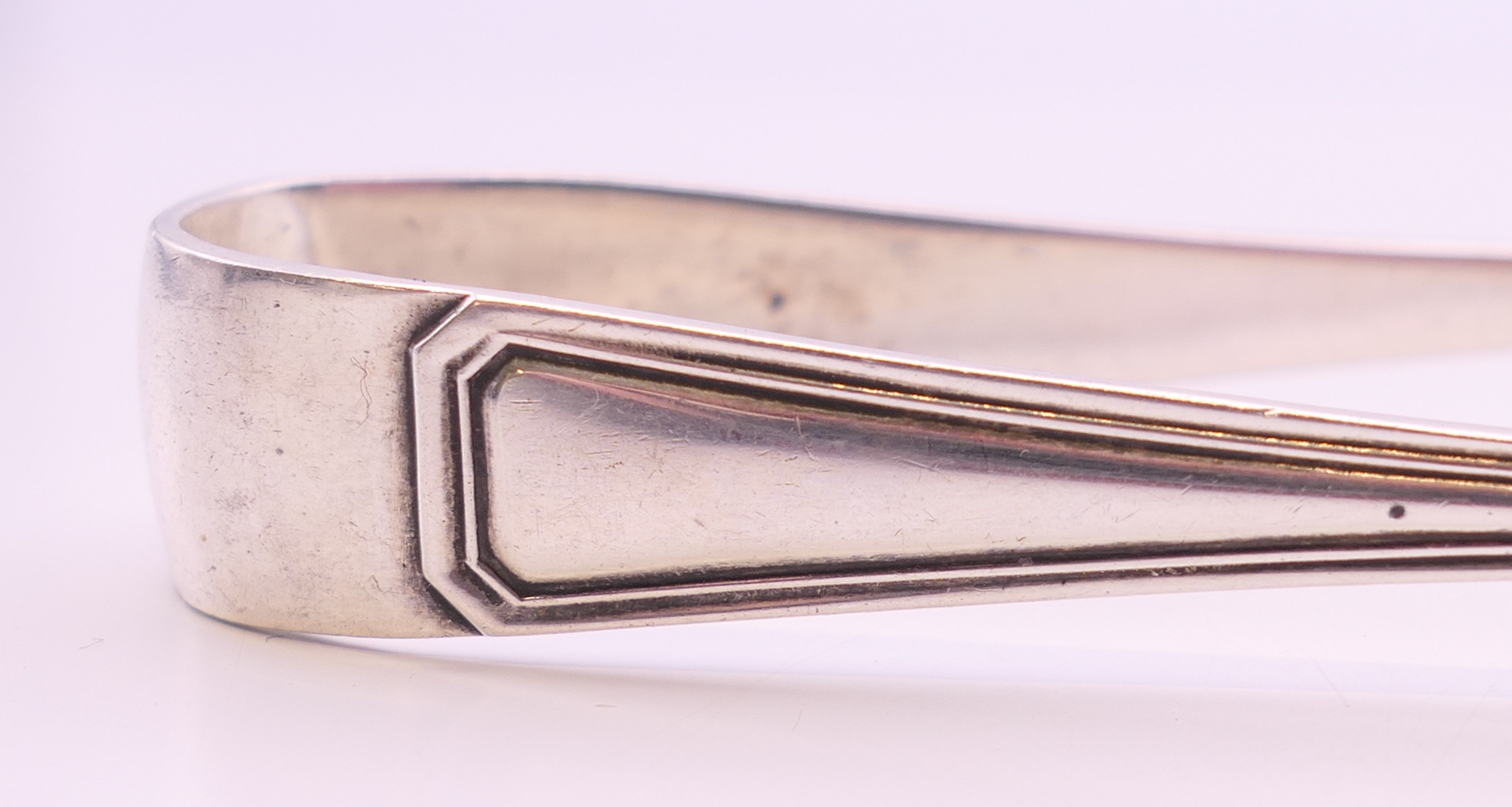 Four silver sugar tongs. The largest 10.5 cm long. 75.4 grammes. - Image 6 of 12