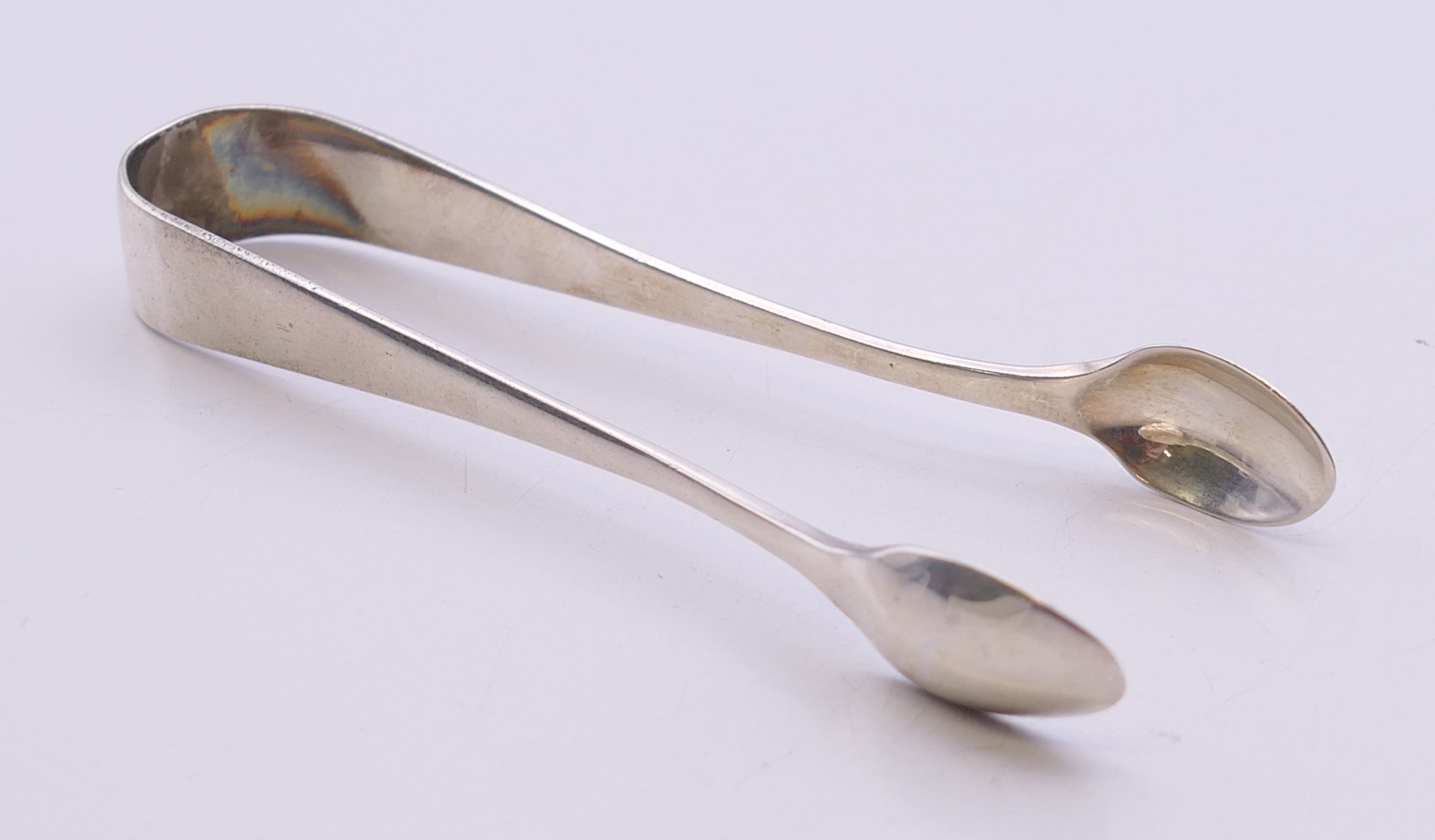 Four silver sugar tongs. The largest 10.5 cm long. 75.4 grammes. - Image 8 of 12