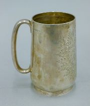 A Victorian silver tankard. 13 cm high. 243.8 grammes.