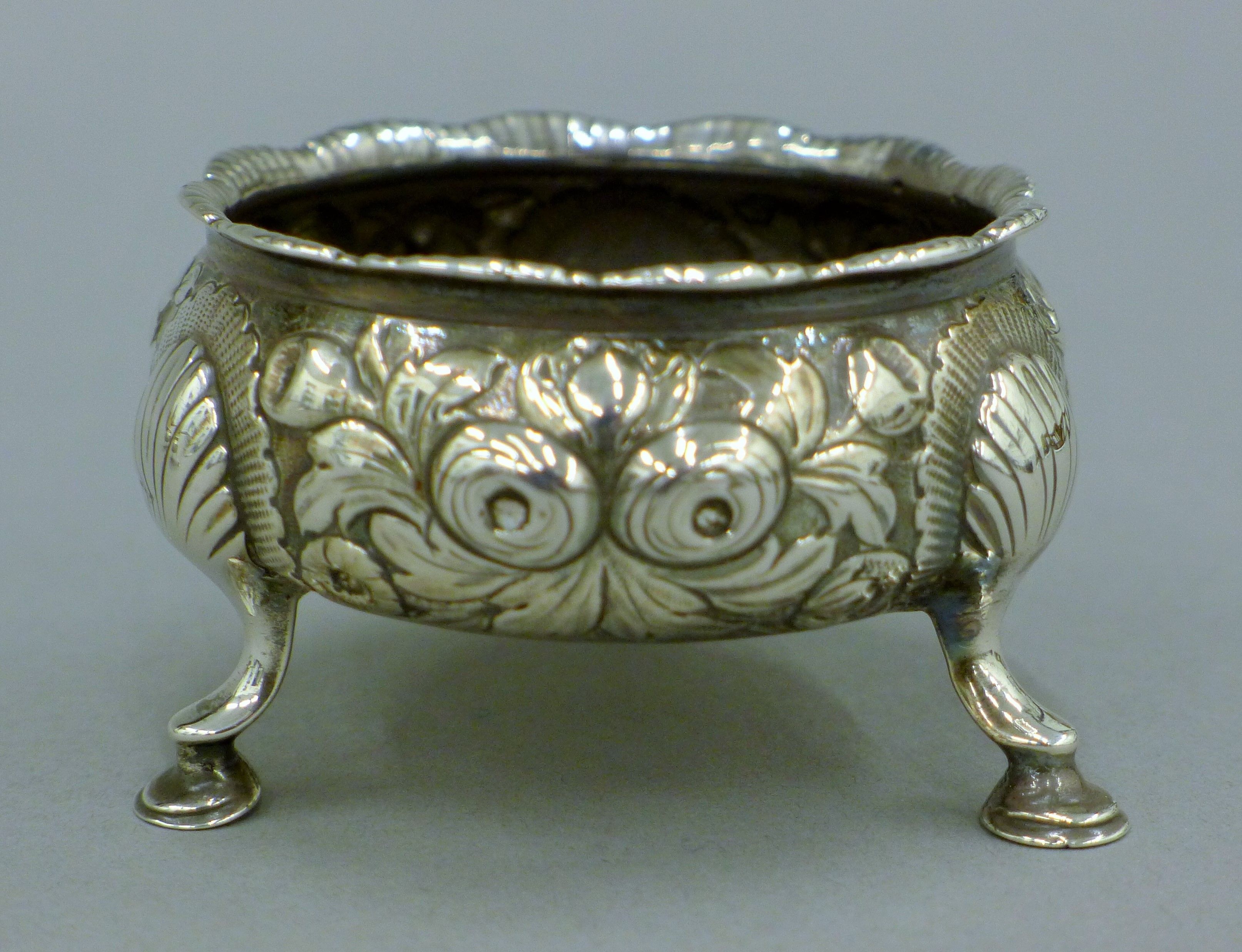 A pair of embossed Georgian silver salts. 7 cm diameter. 139.5 grammes. - Image 5 of 15