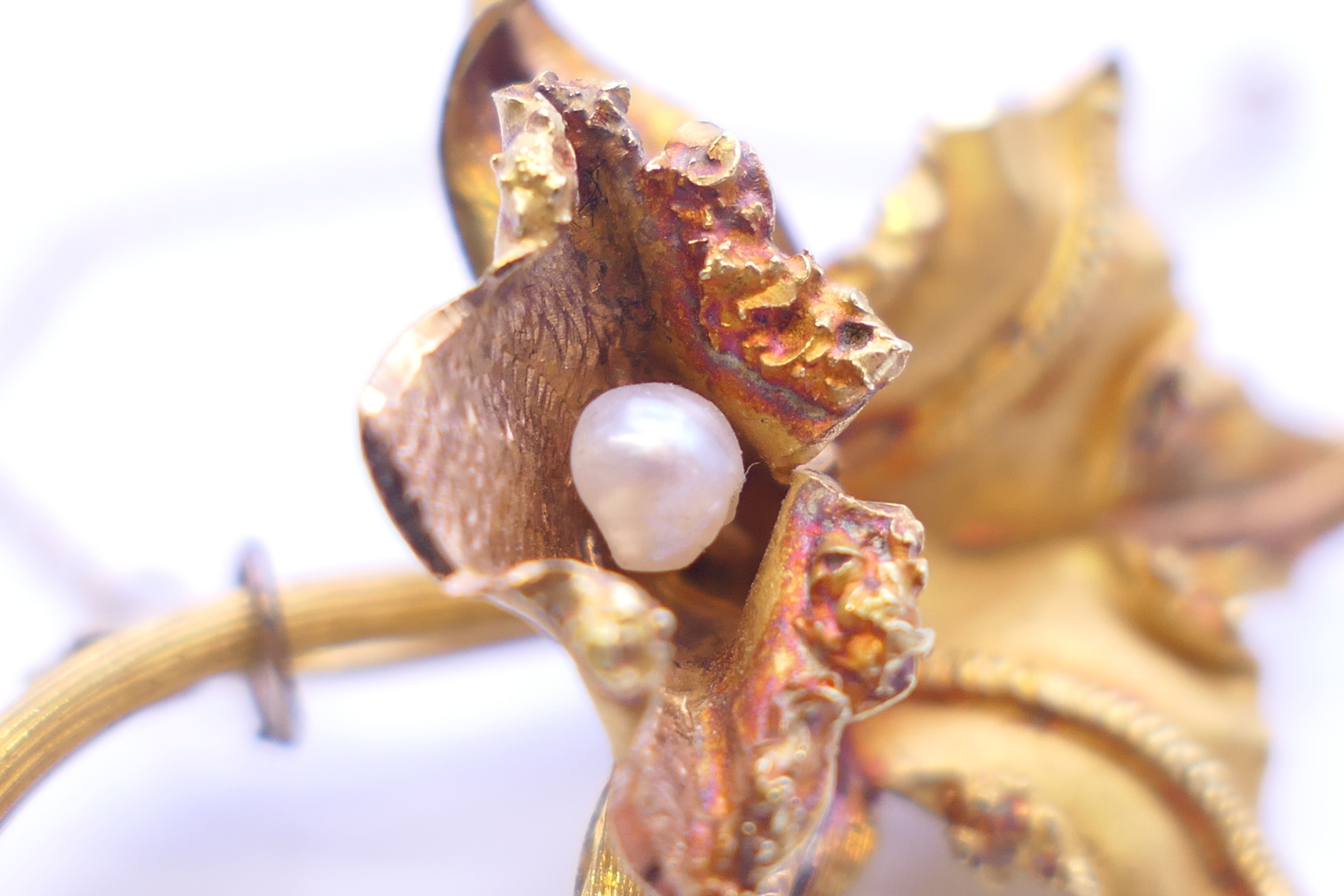 An 18 ct gold naturalist orchid brooch set with single pearl. 4.25 cm long. 9 grammes total weight. - Image 3 of 8