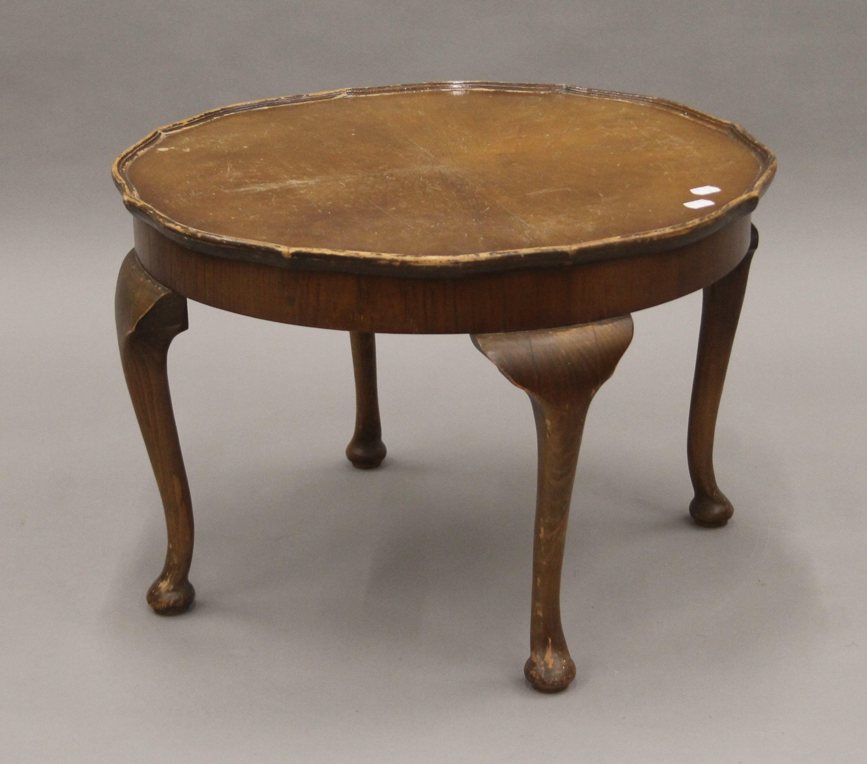 An early 20th century walnut coffee table. 59.5 cm diameter.