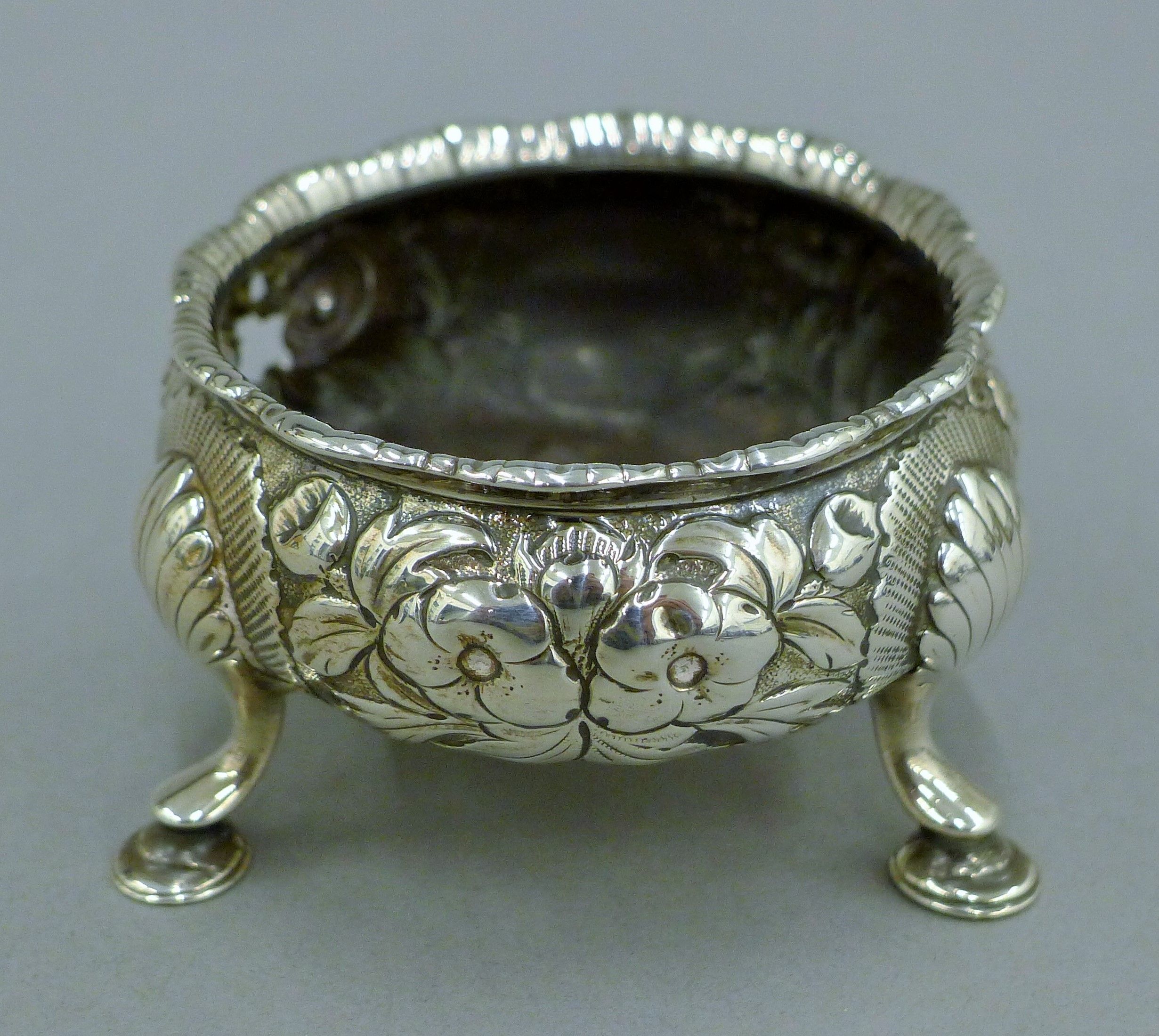 A pair of embossed Georgian silver salts. 7 cm diameter. 139.5 grammes. - Image 8 of 15