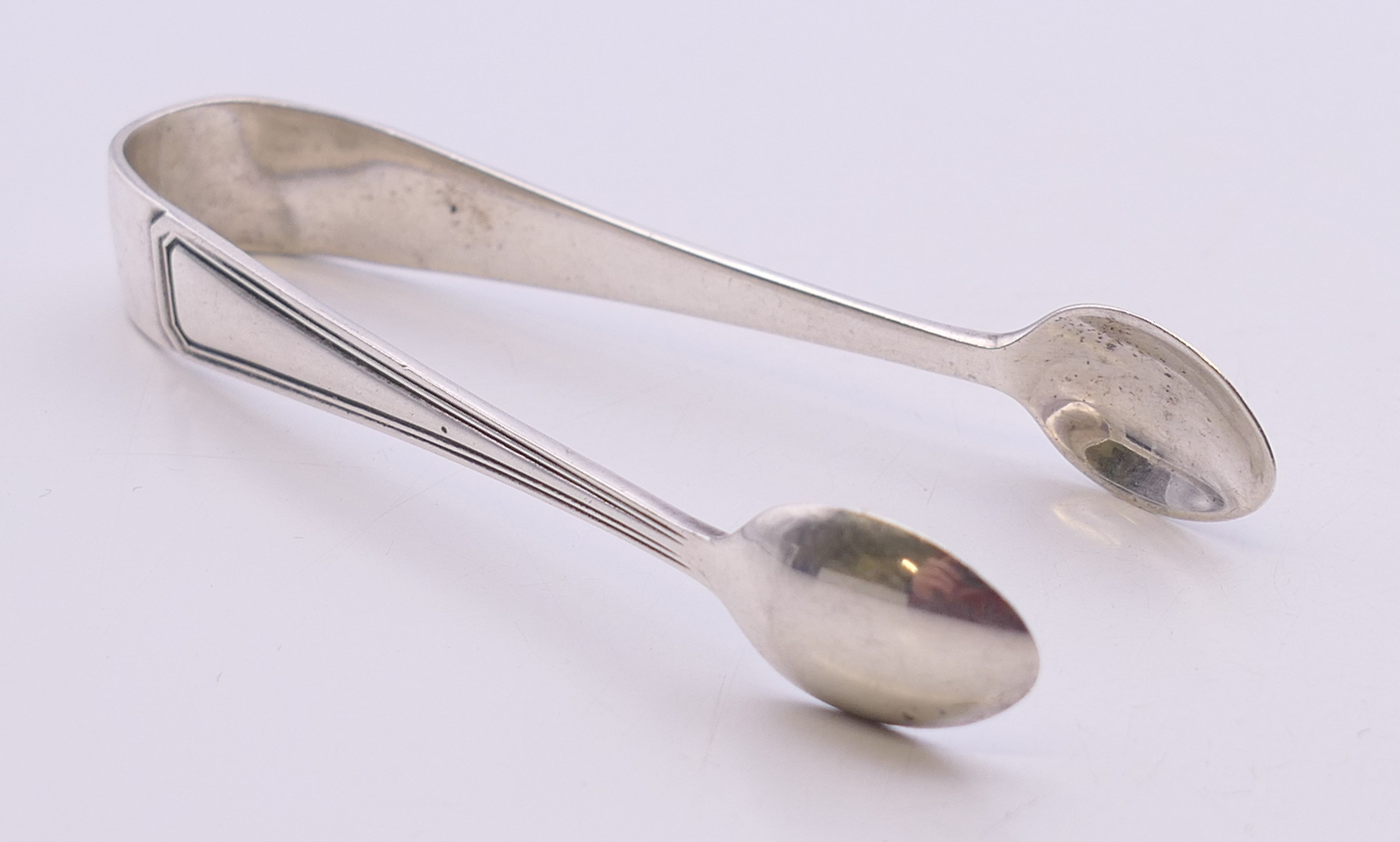 Four silver sugar tongs. The largest 10.5 cm long. 75.4 grammes. - Image 5 of 12