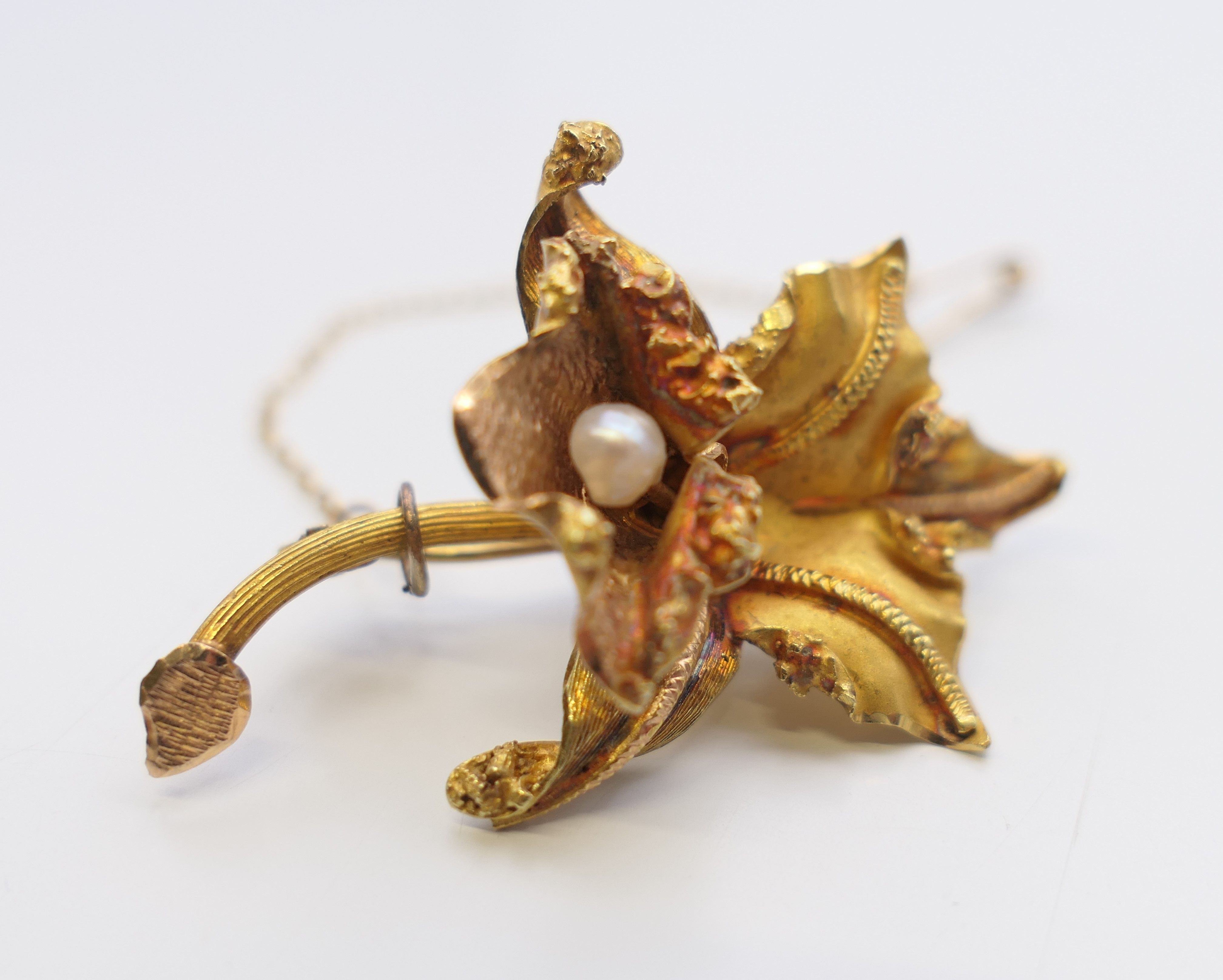 An 18 ct gold naturalist orchid brooch set with single pearl. 4.25 cm long. 9 grammes total weight. - Image 2 of 8