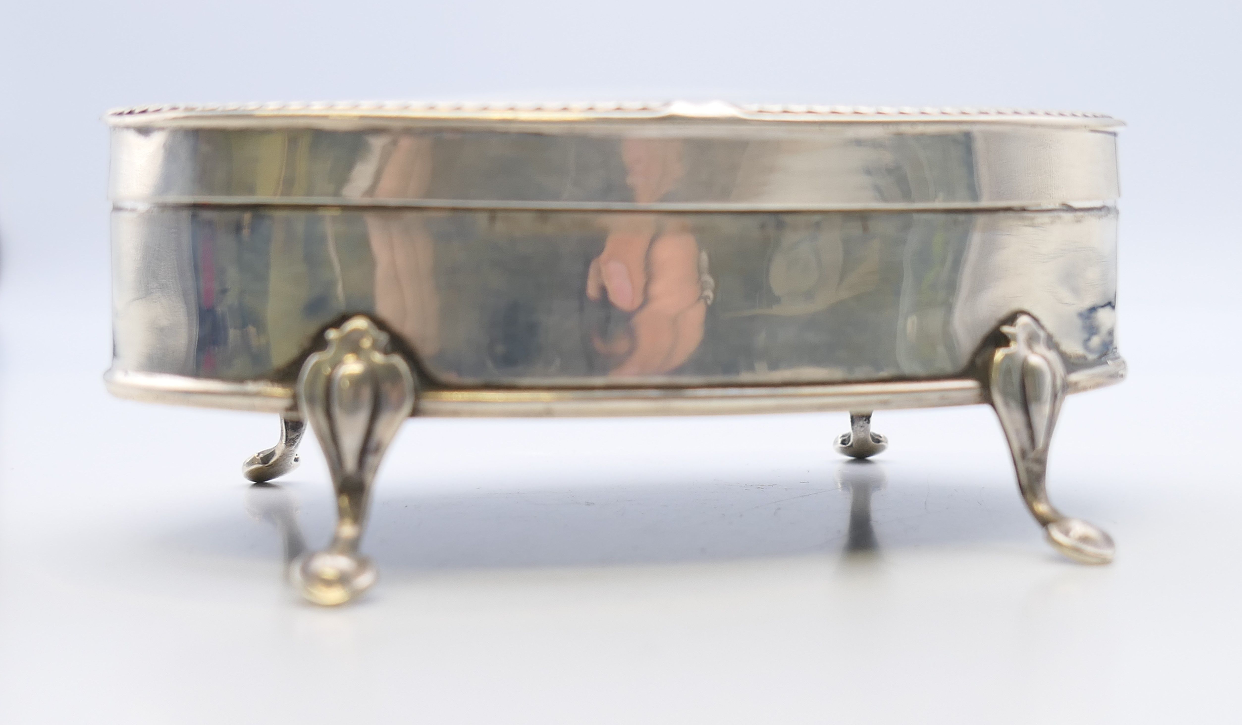 A silver trinket box, hallmarked for Birmingham 1917. 11 cm x 6.5 cm. - Image 4 of 11