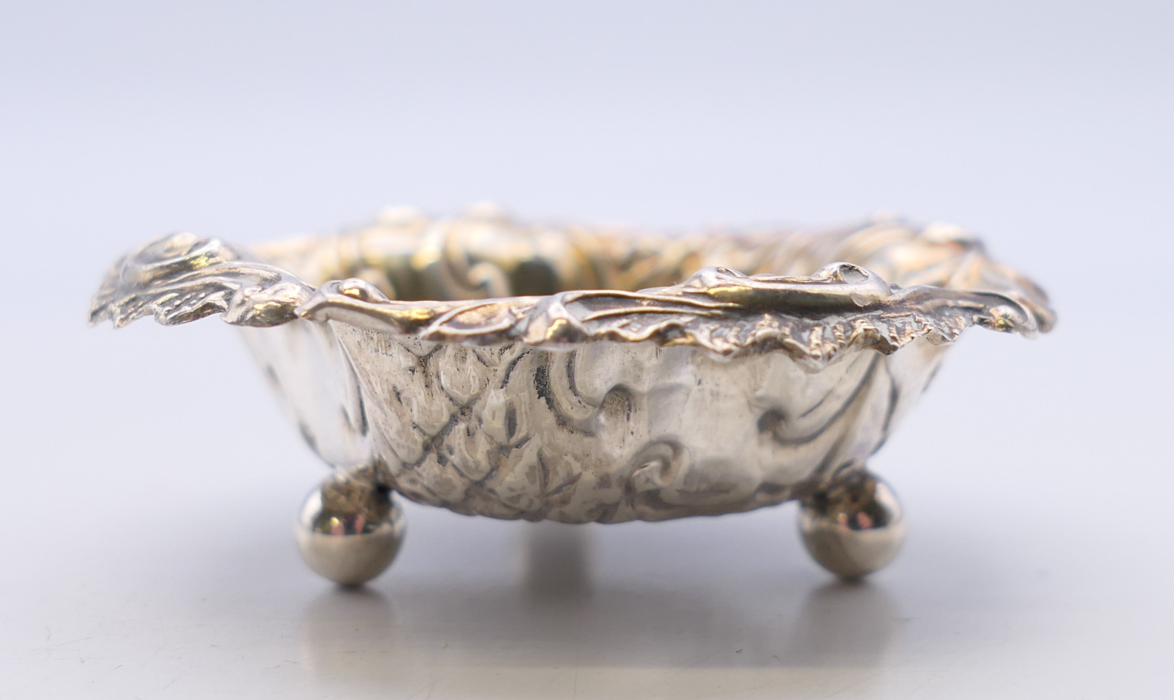 A pair of embossed silver gilt salts. 6 cm diameter. 25 grammes. - Image 3 of 6