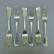 Six Irish silver forks, hallmarked for Dublin 1838. 21.5 cm long. 485.7 grammes.