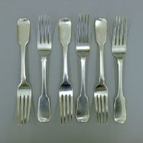 Six Irish silver forks, hallmarked for Dublin 1838. 21.5 cm long. 485.7 grammes.