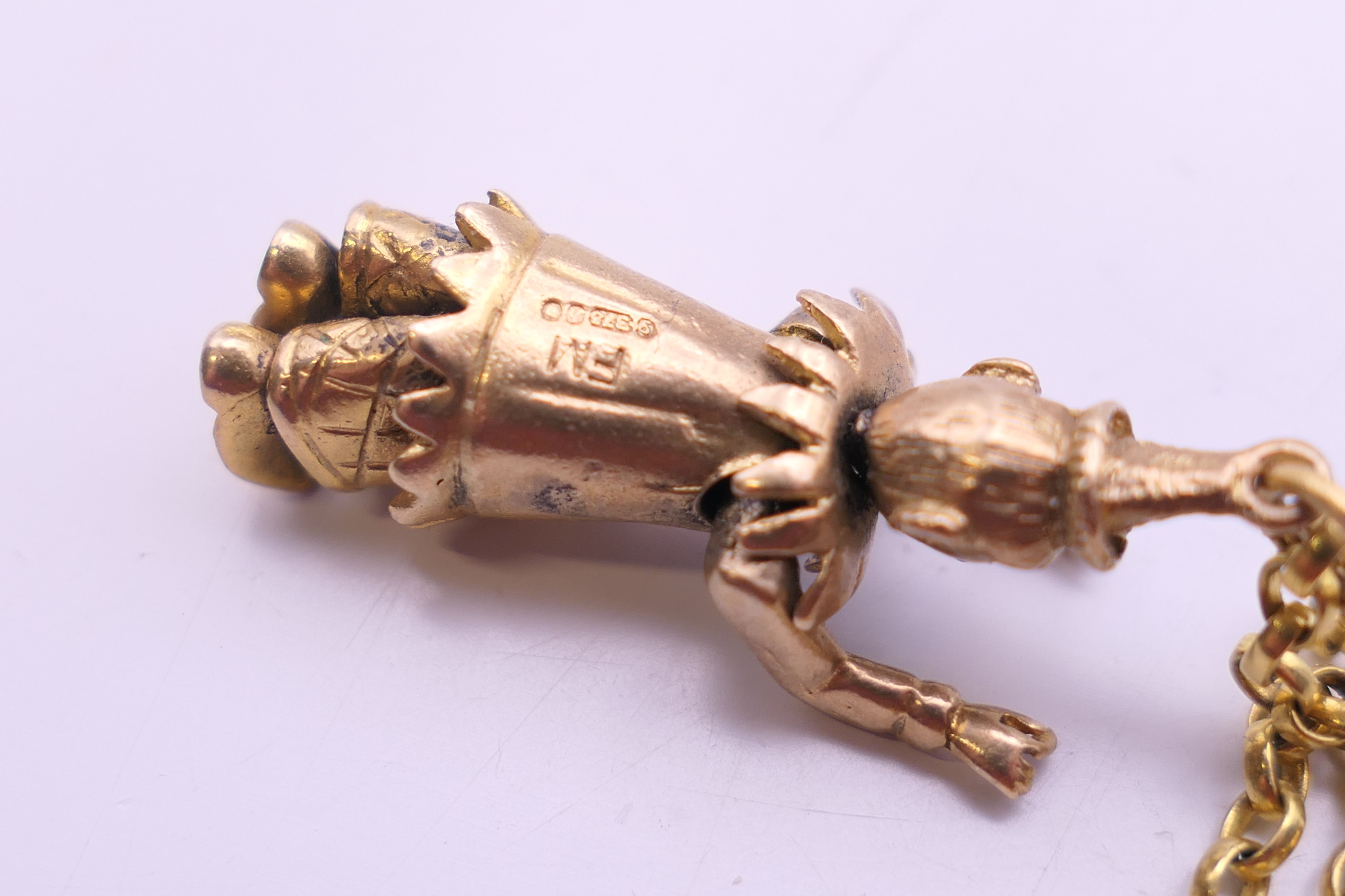 A 9 ct gold articulated clown form pendant on 9 ct gold chain. Clown 3 cm high, chain 40 cm long. - Image 5 of 6