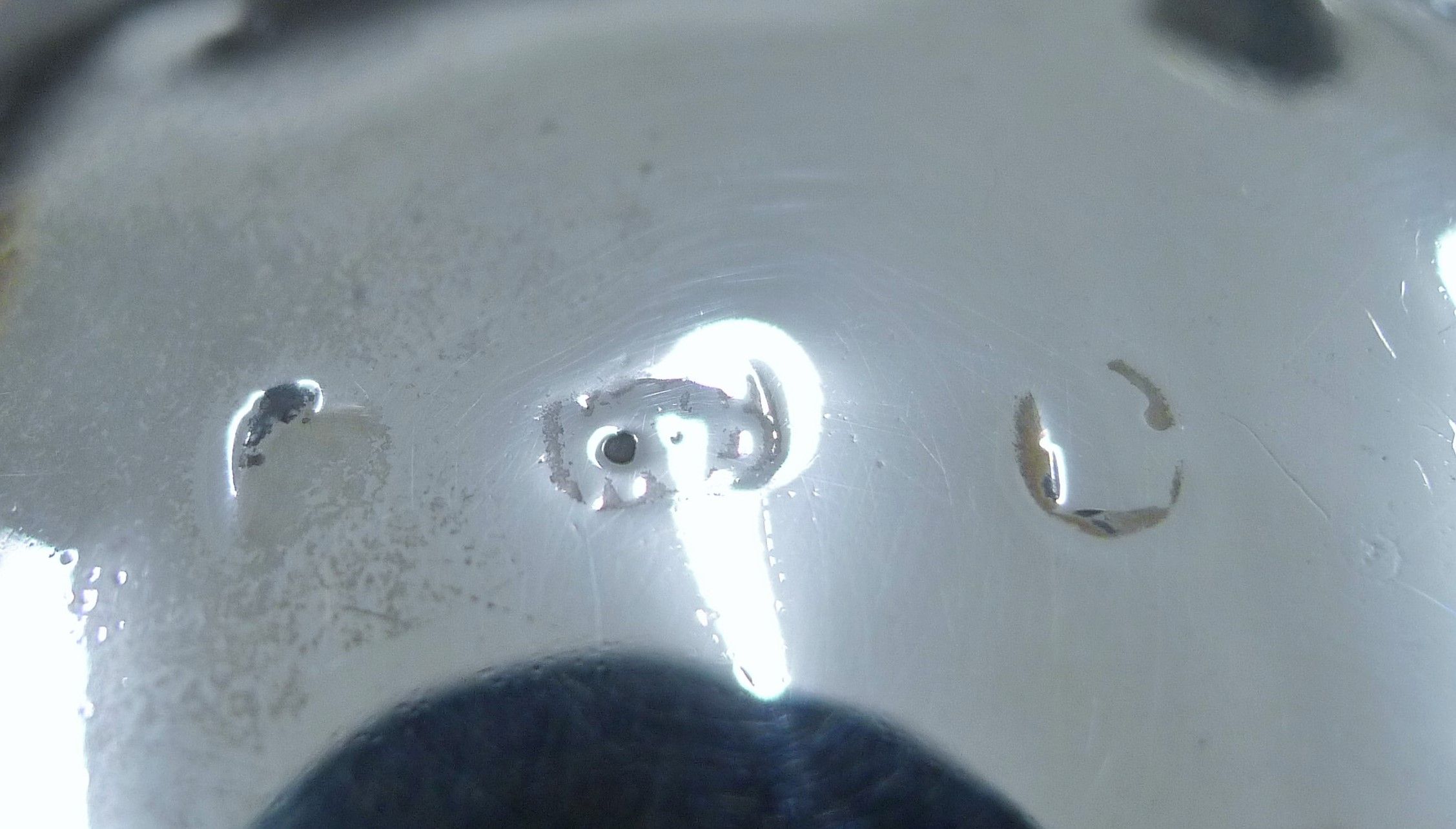 A pair of embossed Georgian silver salts. 7 cm diameter. 139.5 grammes. - Image 7 of 15