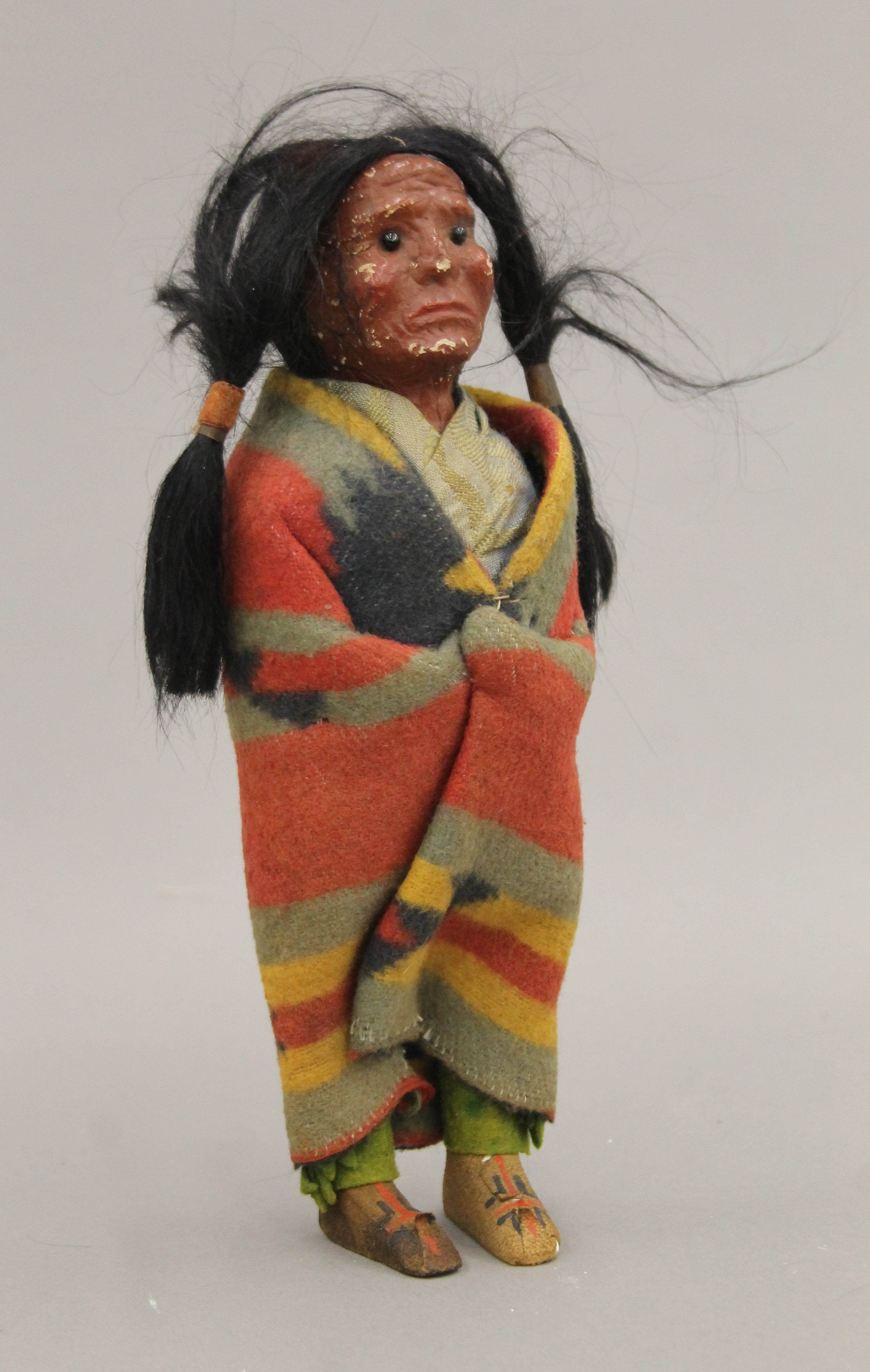 A Native American doll and a quantity of beadwork. The former 23 cm high. - Image 2 of 6