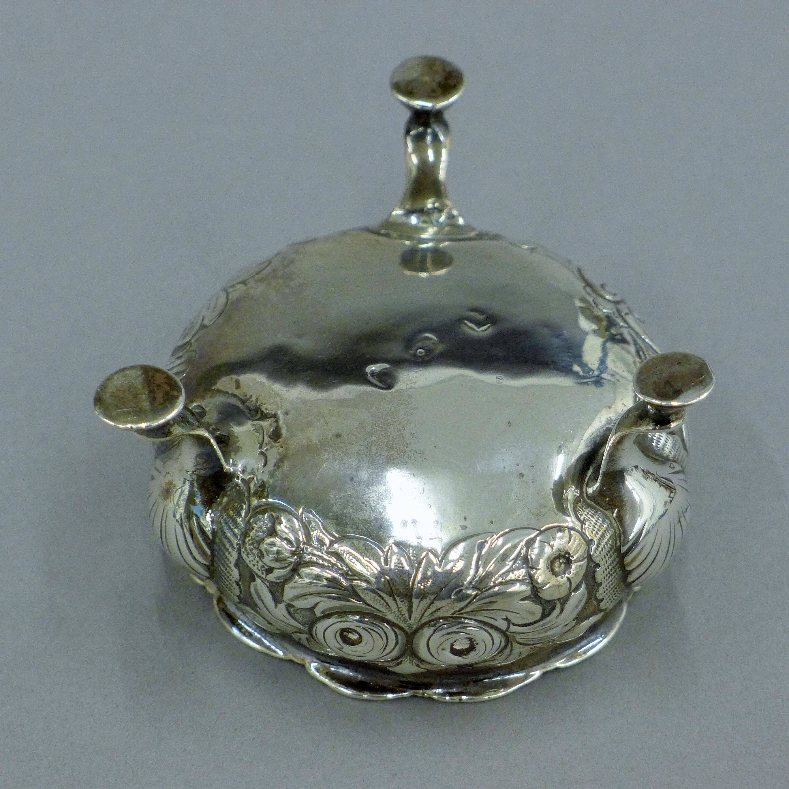 A pair of embossed Georgian silver salts. 7 cm diameter. 139.5 grammes. - Image 6 of 15