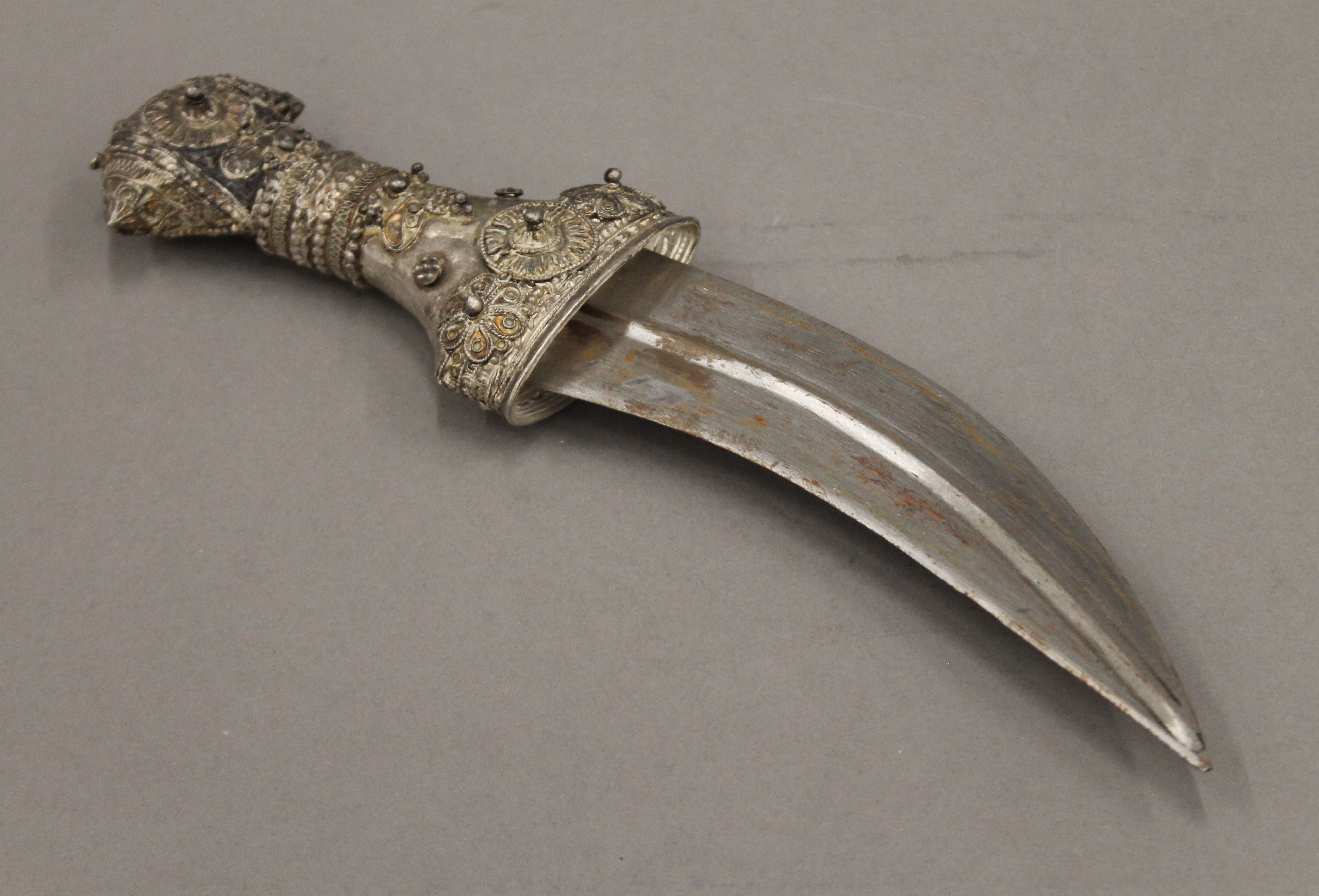 An unmarked white metal mounted jambiya. 29.5 cm long. - Image 5 of 7