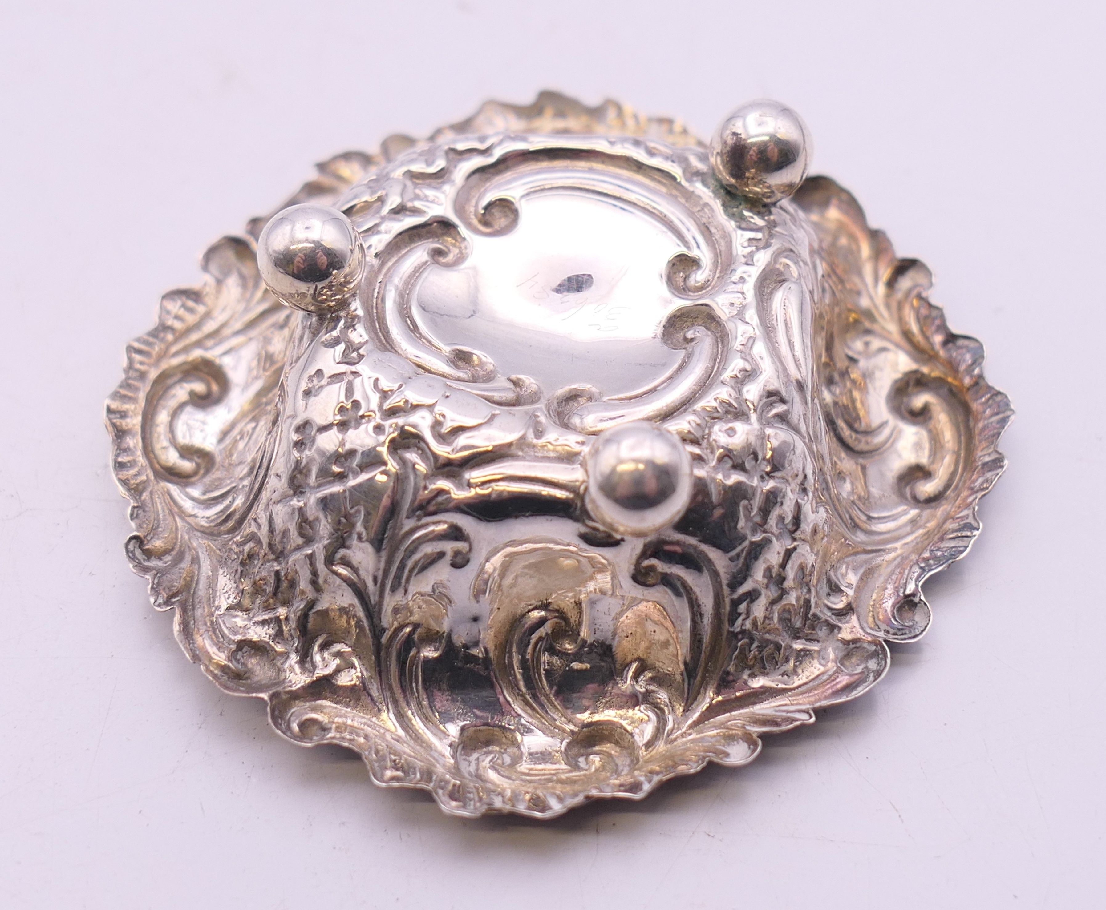 A pair of embossed silver gilt salts. 6 cm diameter. 25 grammes. - Image 5 of 6