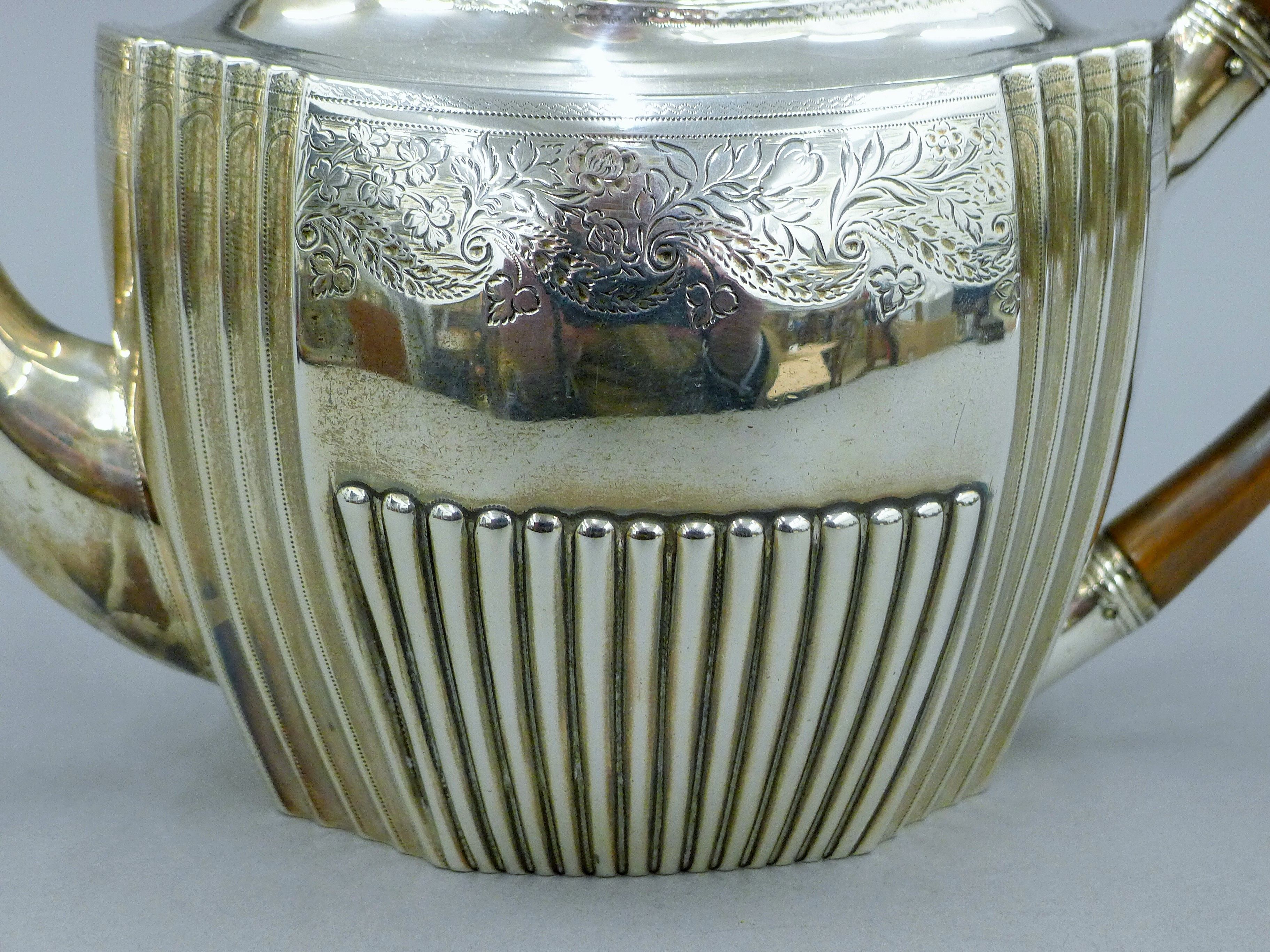 A Georgian silver teapot. 17 cm high. 471.4 grammes total weight. - Image 5 of 8