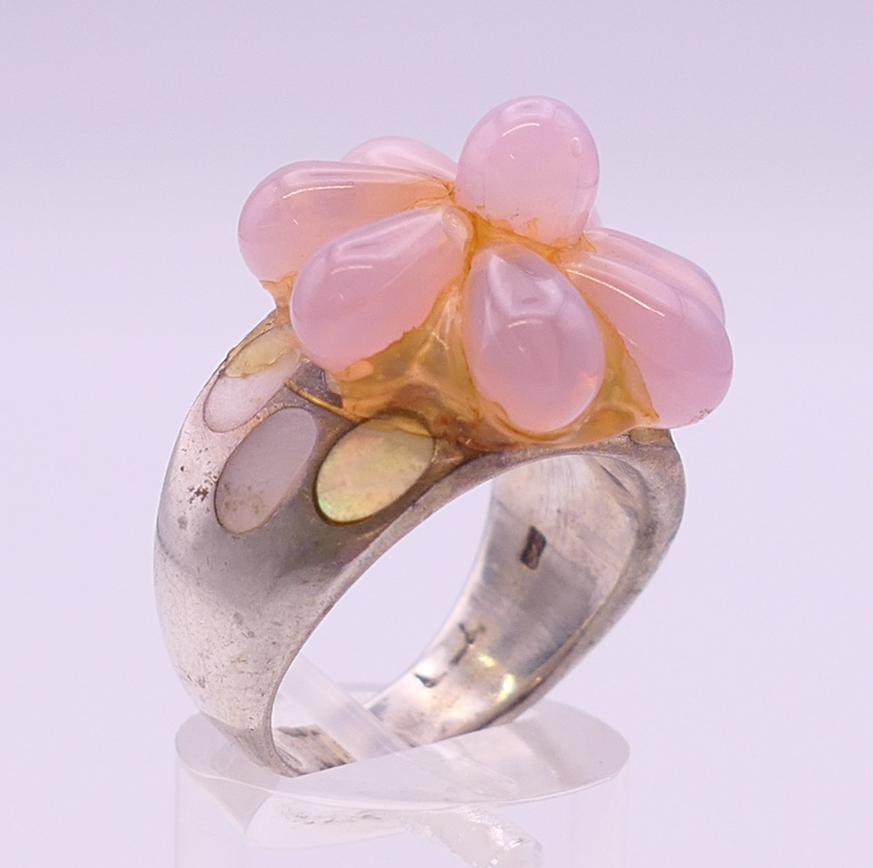 A silver rose quartz and mother-of-pearl ring. Ring size Q/R. - Image 3 of 6