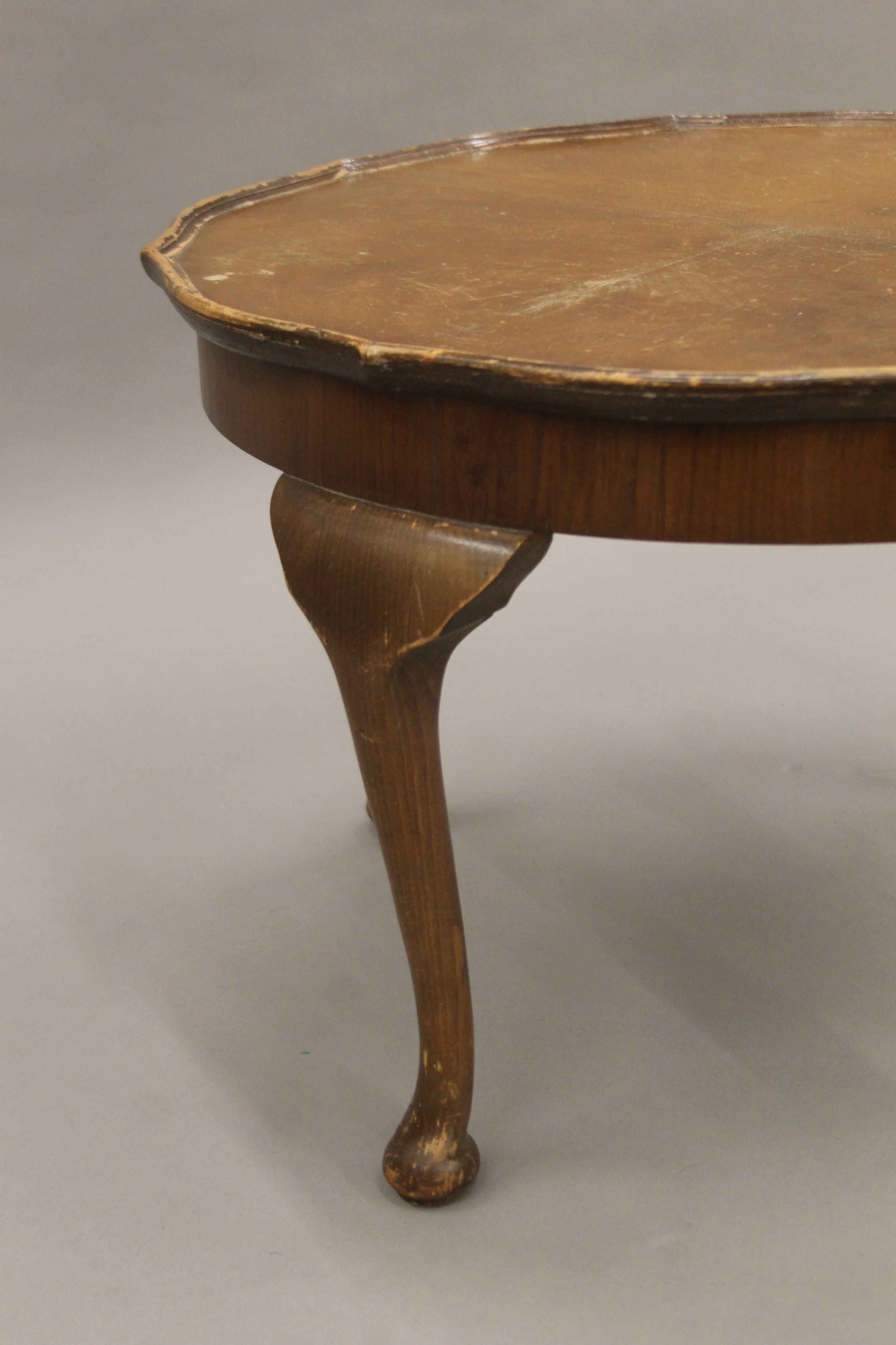 An early 20th century walnut coffee table. 59.5 cm diameter. - Image 3 of 3