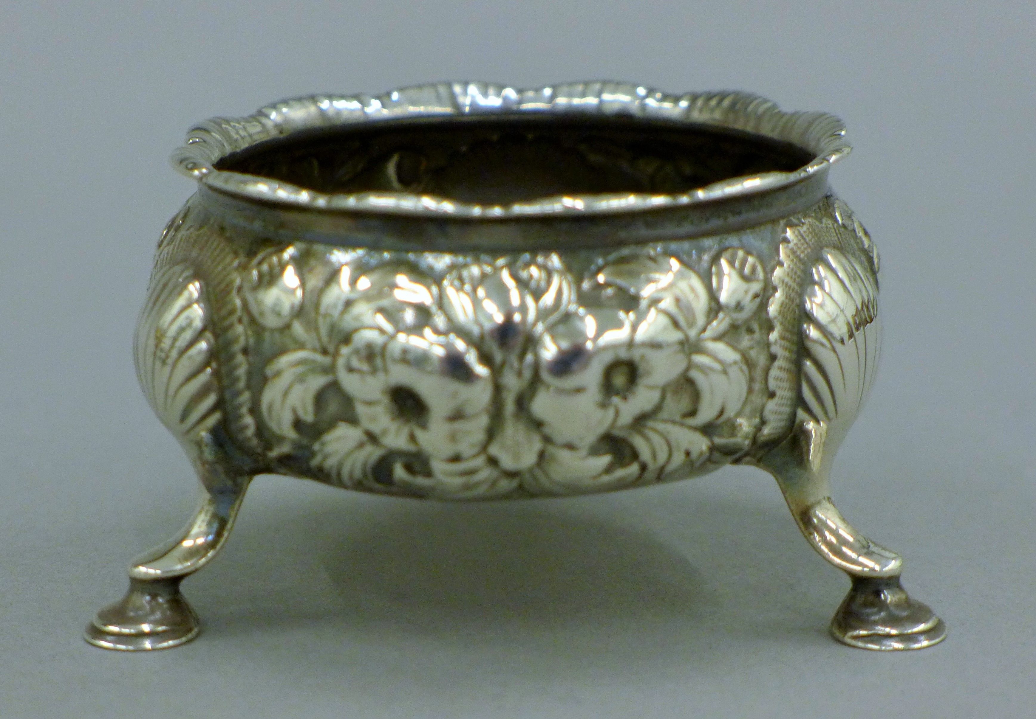 A pair of embossed Georgian silver salts. 7 cm diameter. 139.5 grammes. - Image 4 of 15