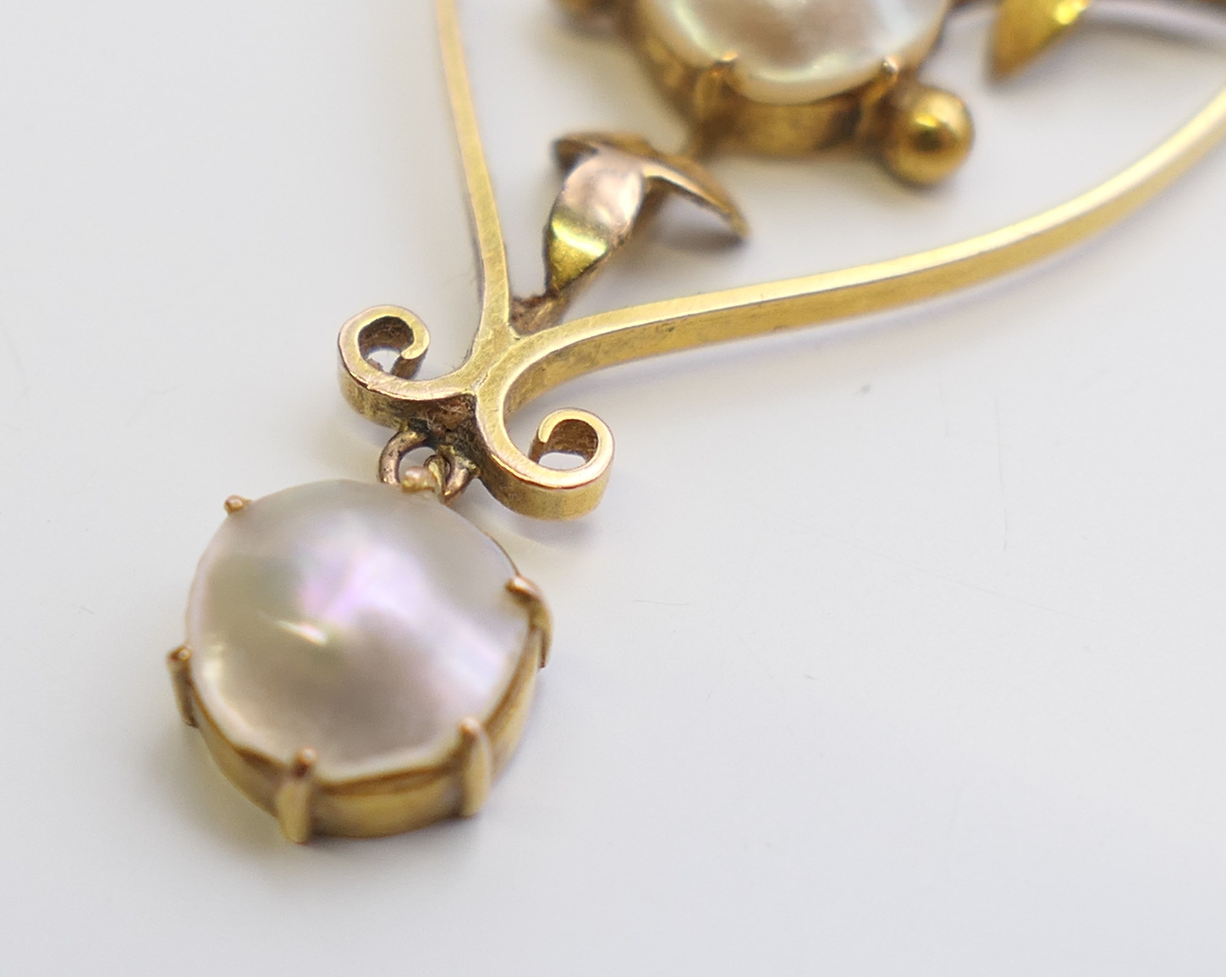 A 9 ct gold pearl pendant on an Edwardian 9 ct gold chain. The pendant 4 cm high. 4. - Image 4 of 7