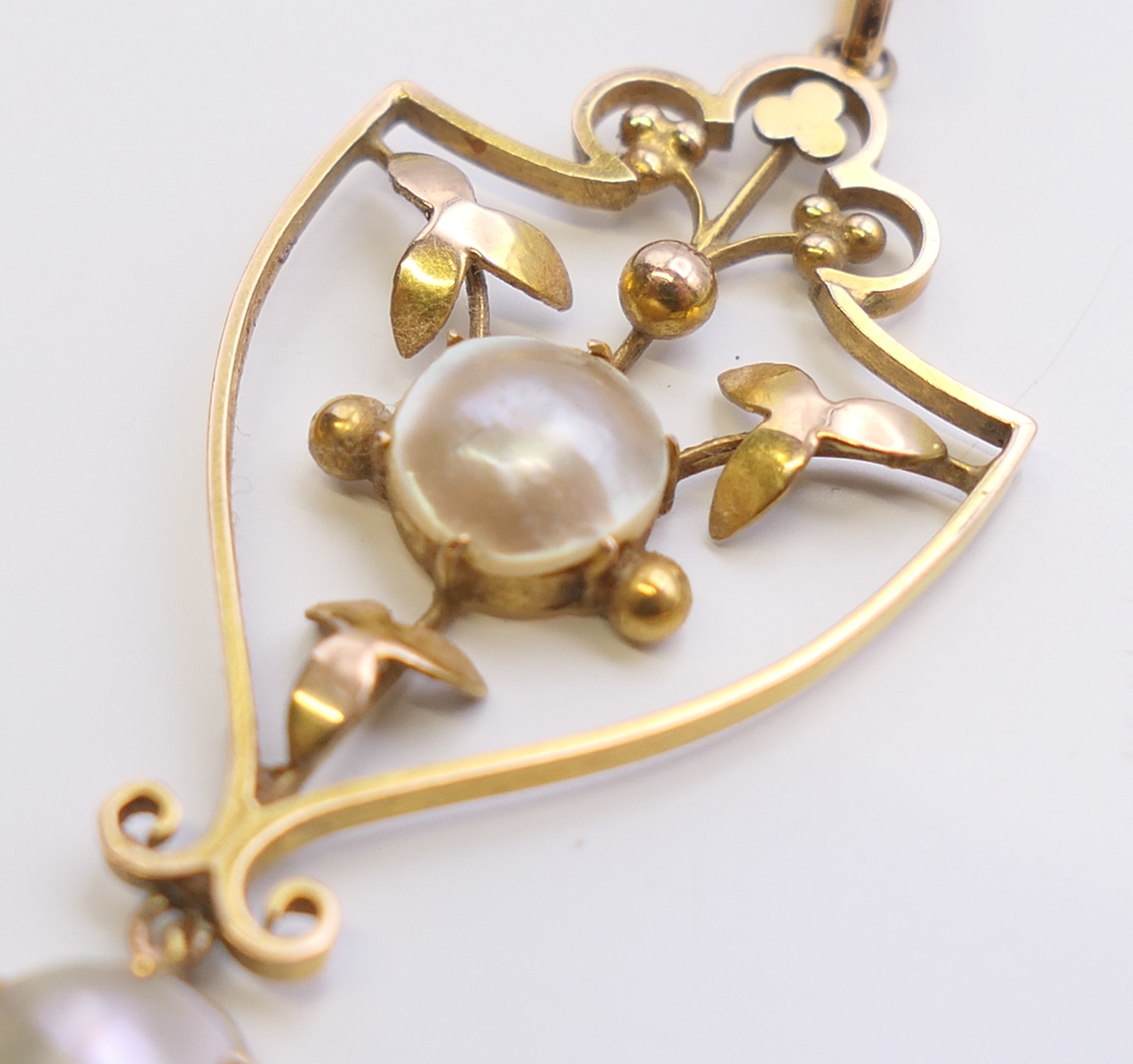 A 9 ct gold pearl pendant on an Edwardian 9 ct gold chain. The pendant 4 cm high. 4. - Image 5 of 7