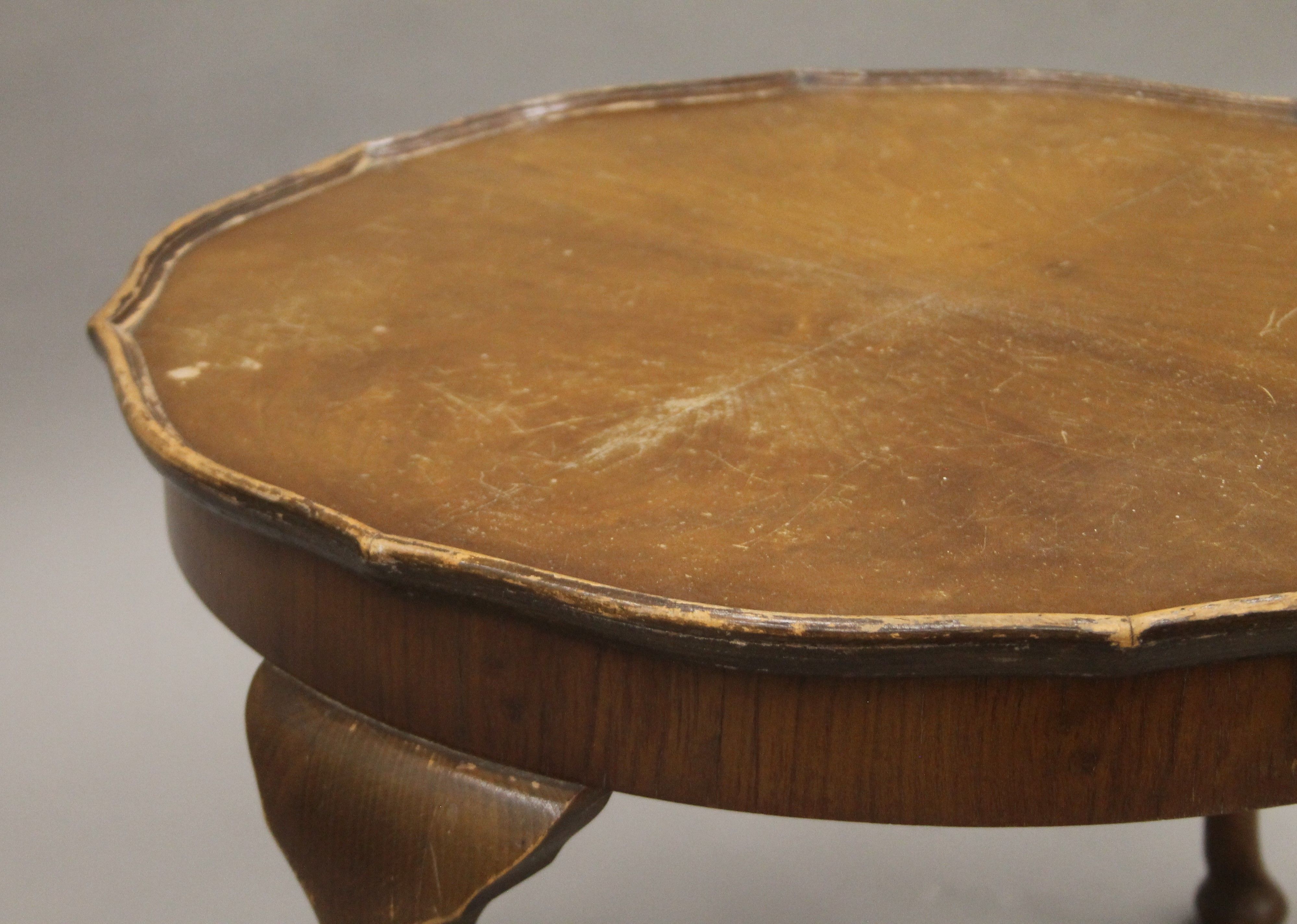 An early 20th century walnut coffee table. 59.5 cm diameter. - Image 2 of 3