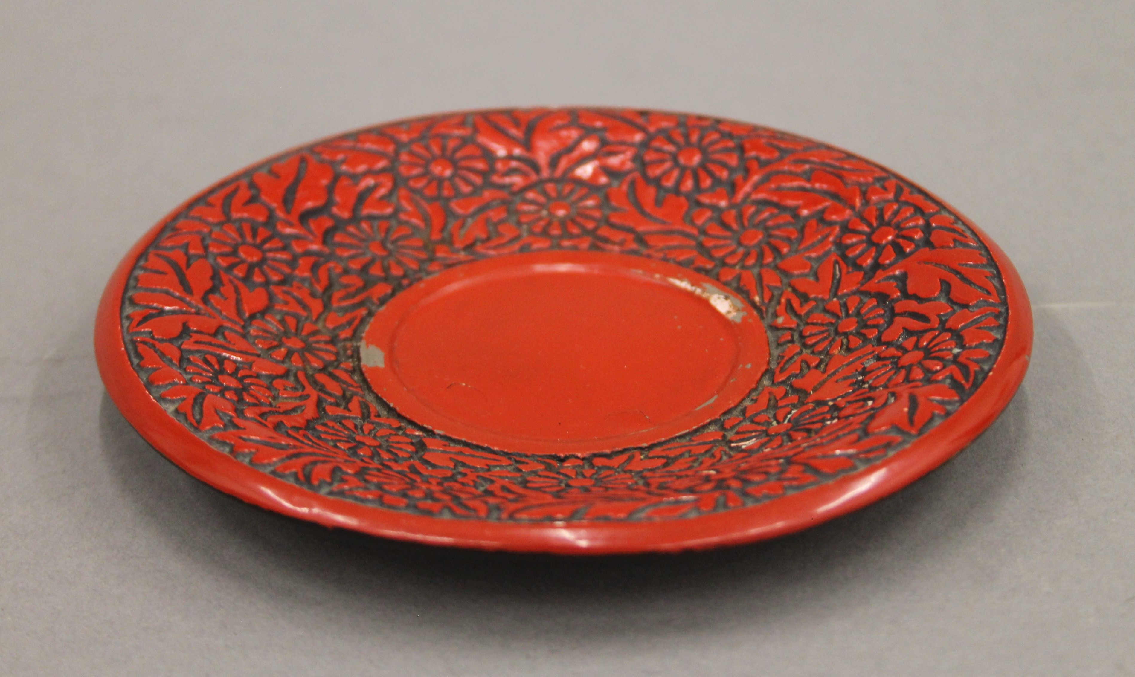 An Oriental bronzed vase and two cinnabar saucers. The former 25 cm high. - Image 6 of 9