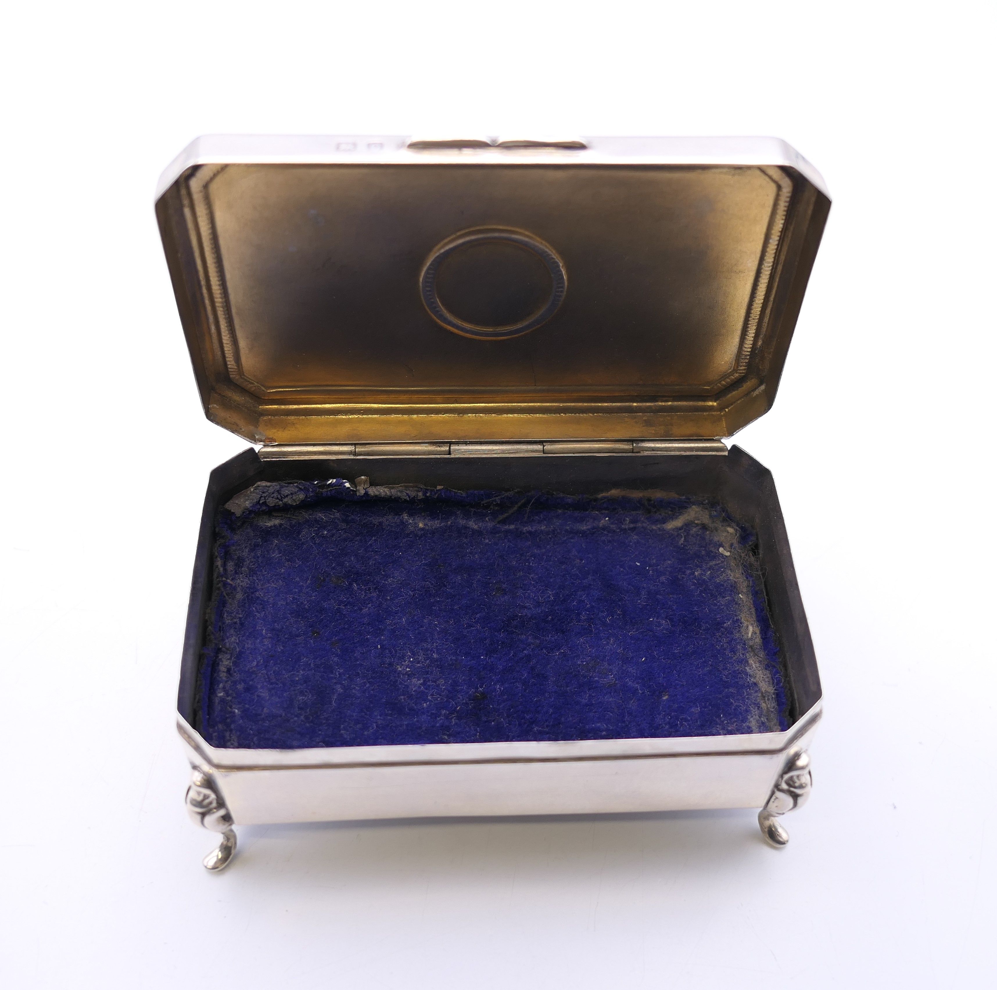 An enamel decorated silver trinket box, hallmarked for Birmingham 1913. 4 cm high, 8.5 cm wide, 5. - Image 5 of 10