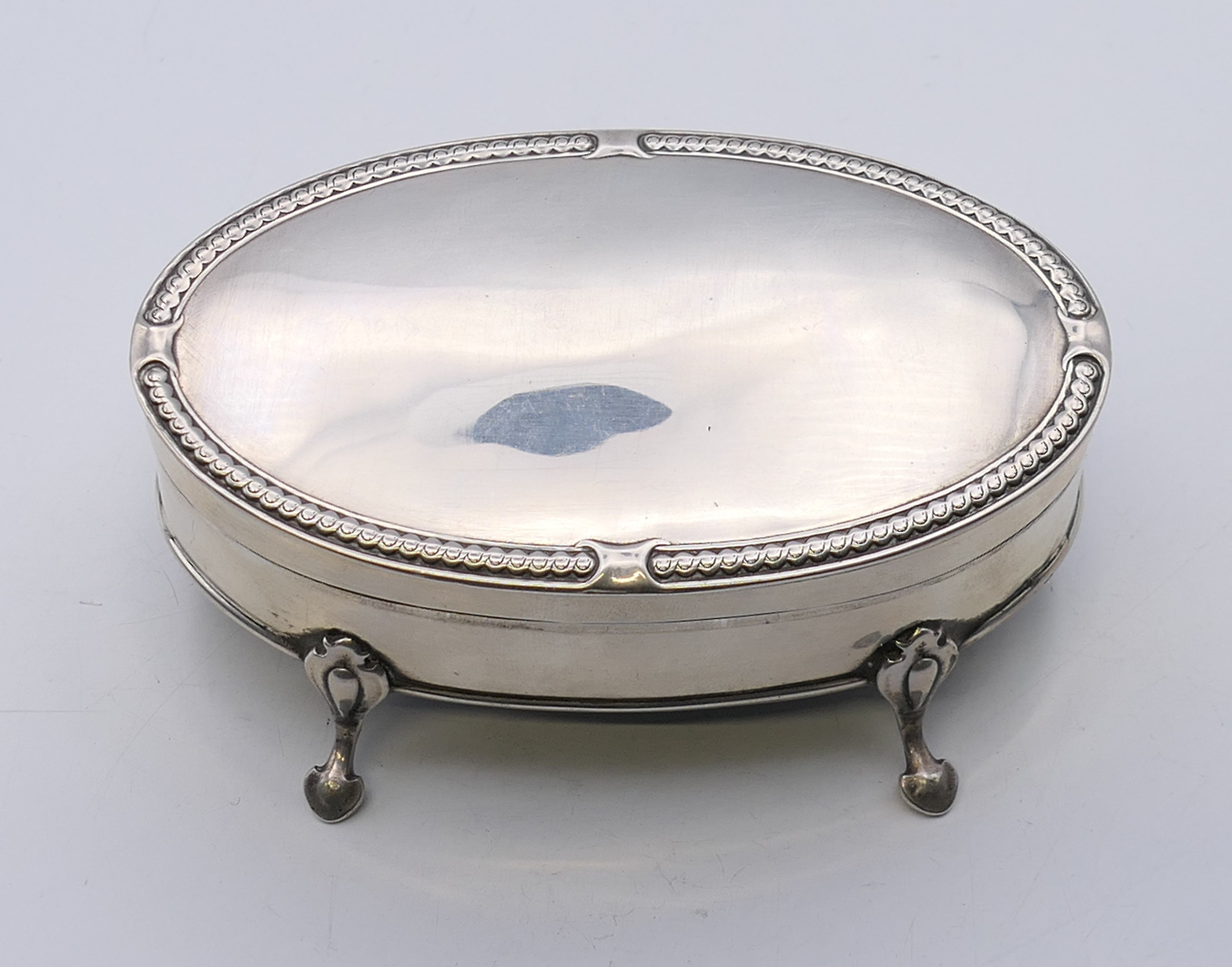 A silver trinket box, hallmarked for Birmingham 1917. 11 cm x 6.5 cm. - Image 3 of 11