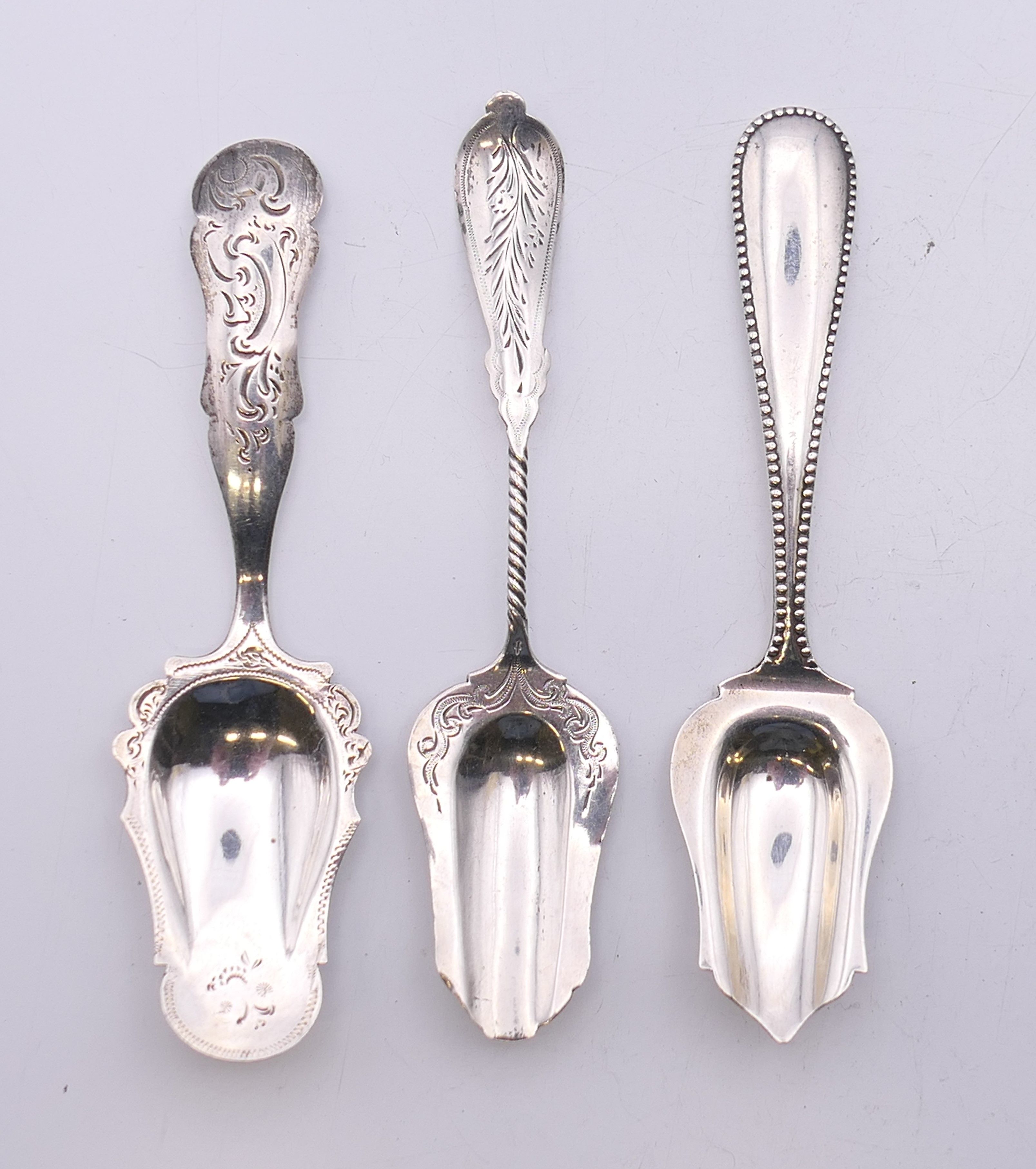 Seven Continental silver caddy spoons. The largest 12 cm long. 66.2 grammes. - Image 2 of 5