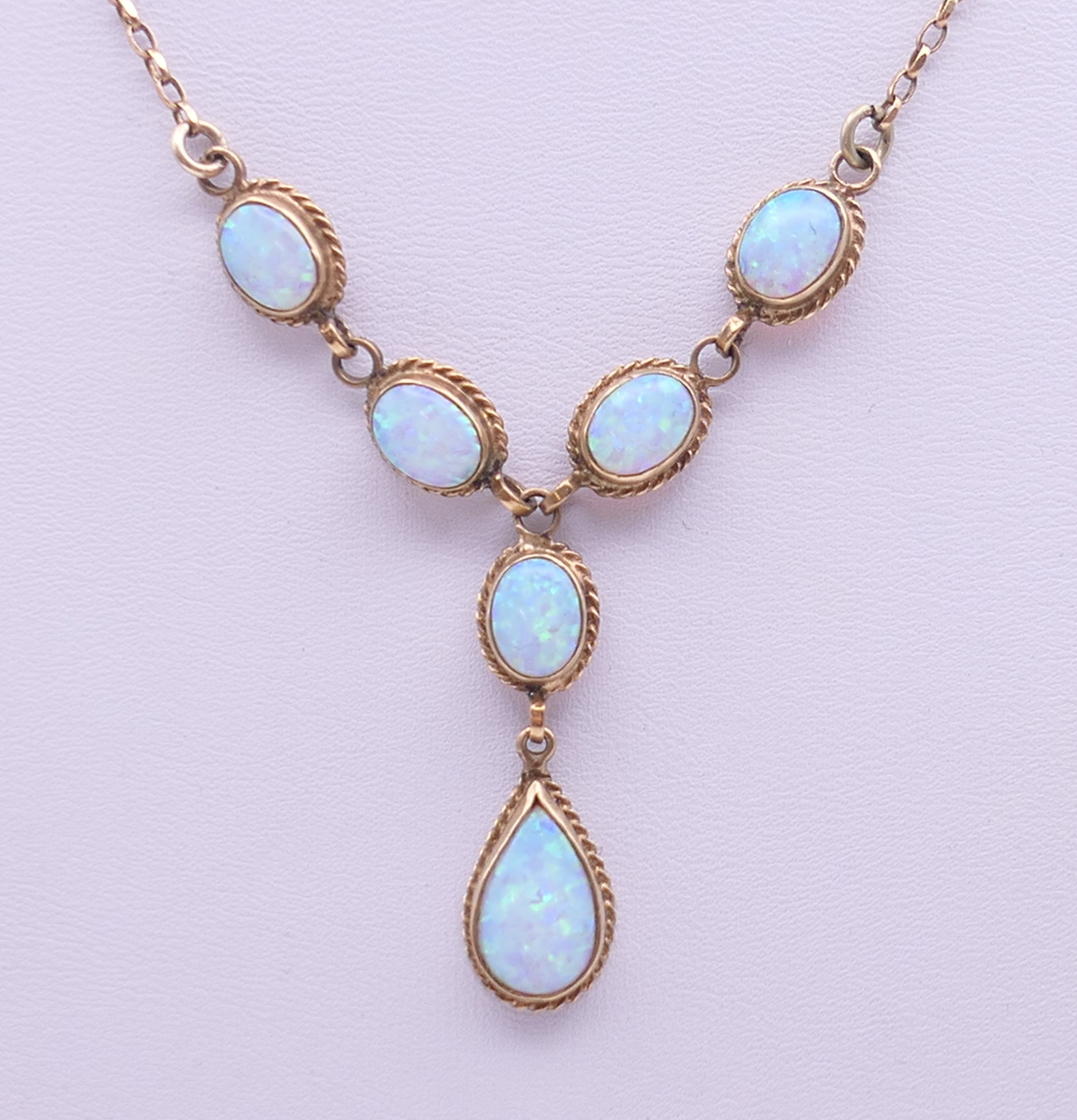 A 9 ct gold opal pendant necklace. 39 cm long. 7.2 grammes total weight.