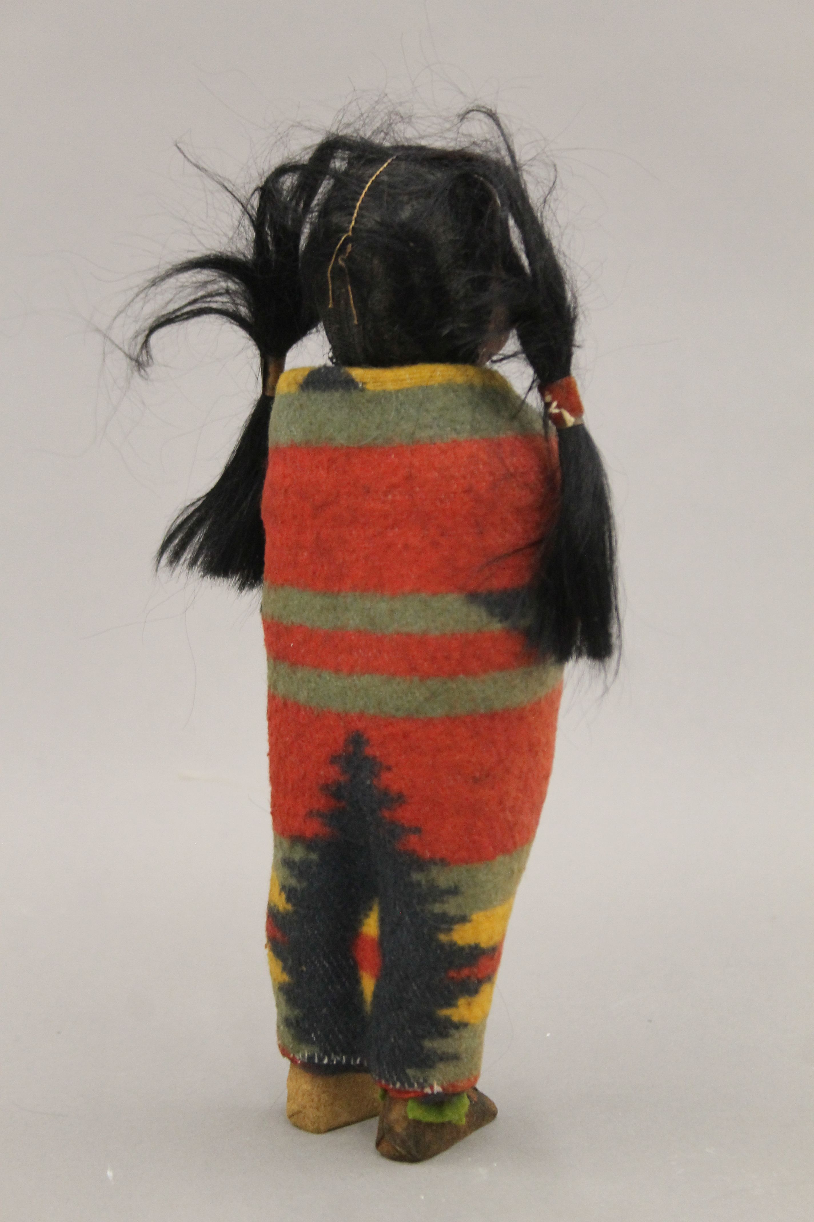 A Native American doll and a quantity of beadwork. The former 23 cm high. - Image 5 of 6