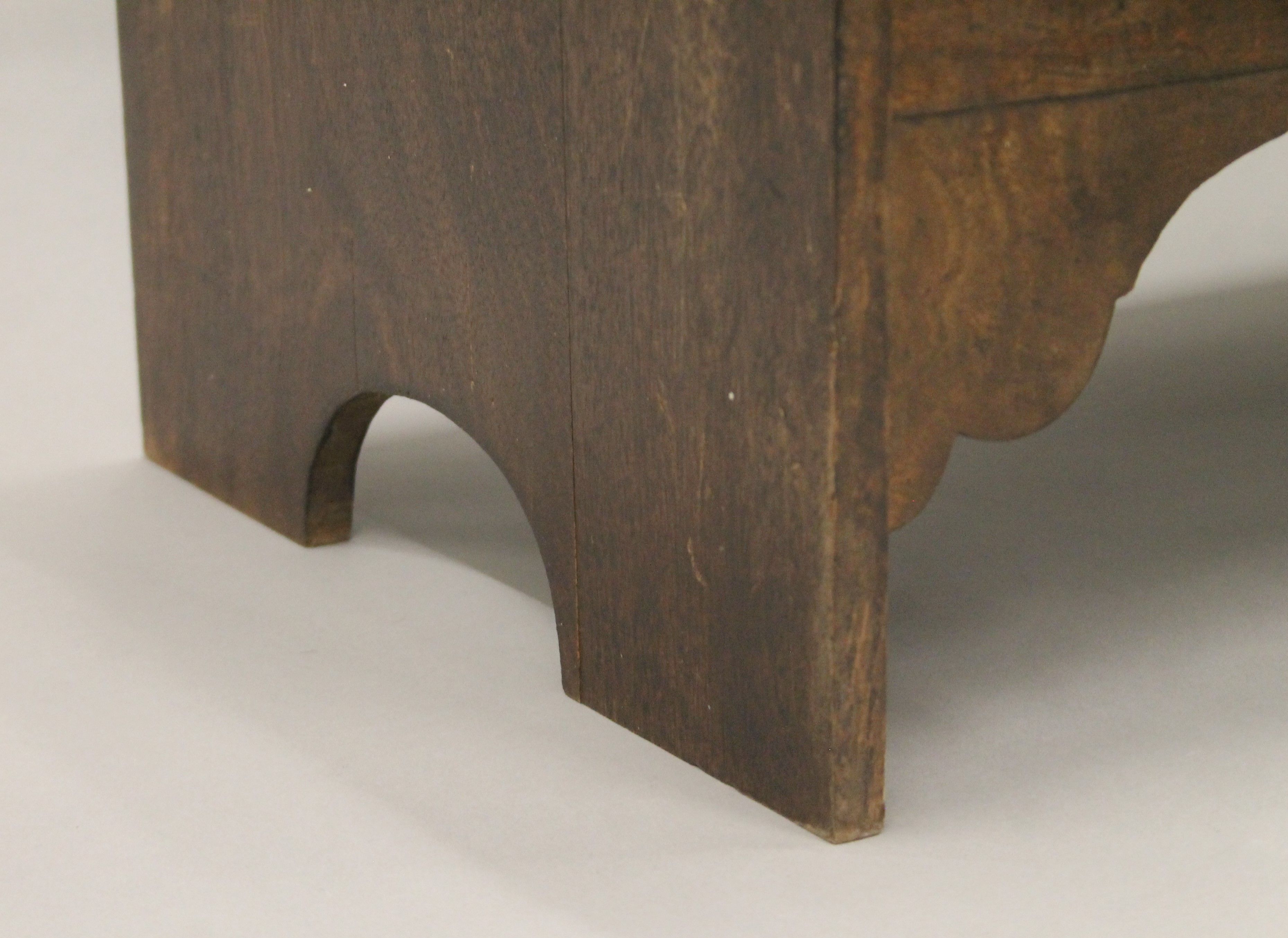 A settle with three frieze drawers. 110 cm wide. - Image 5 of 5