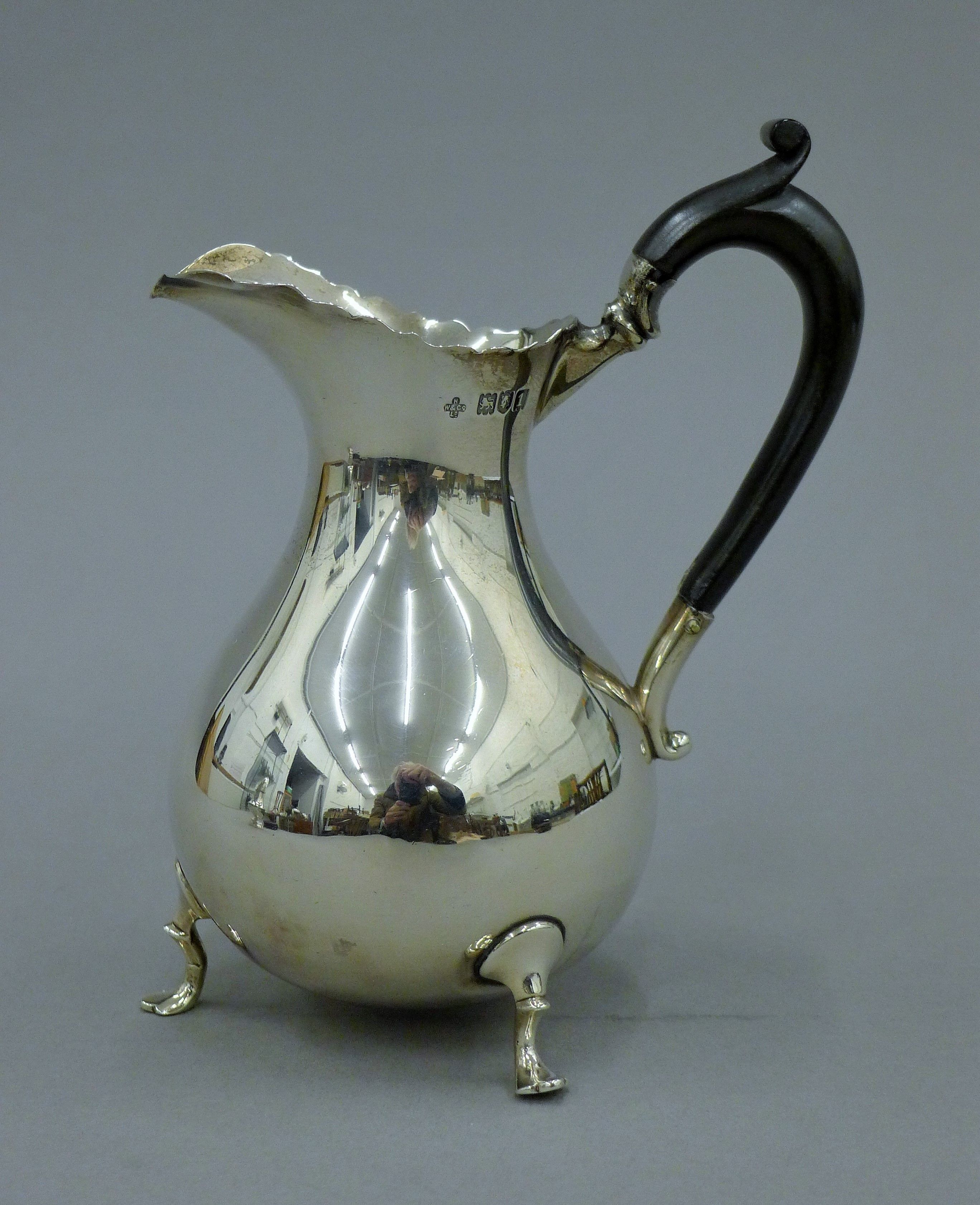 A large silver cream jug. 16.5 cm high. 270.6 grammes total weight. - Image 2 of 6