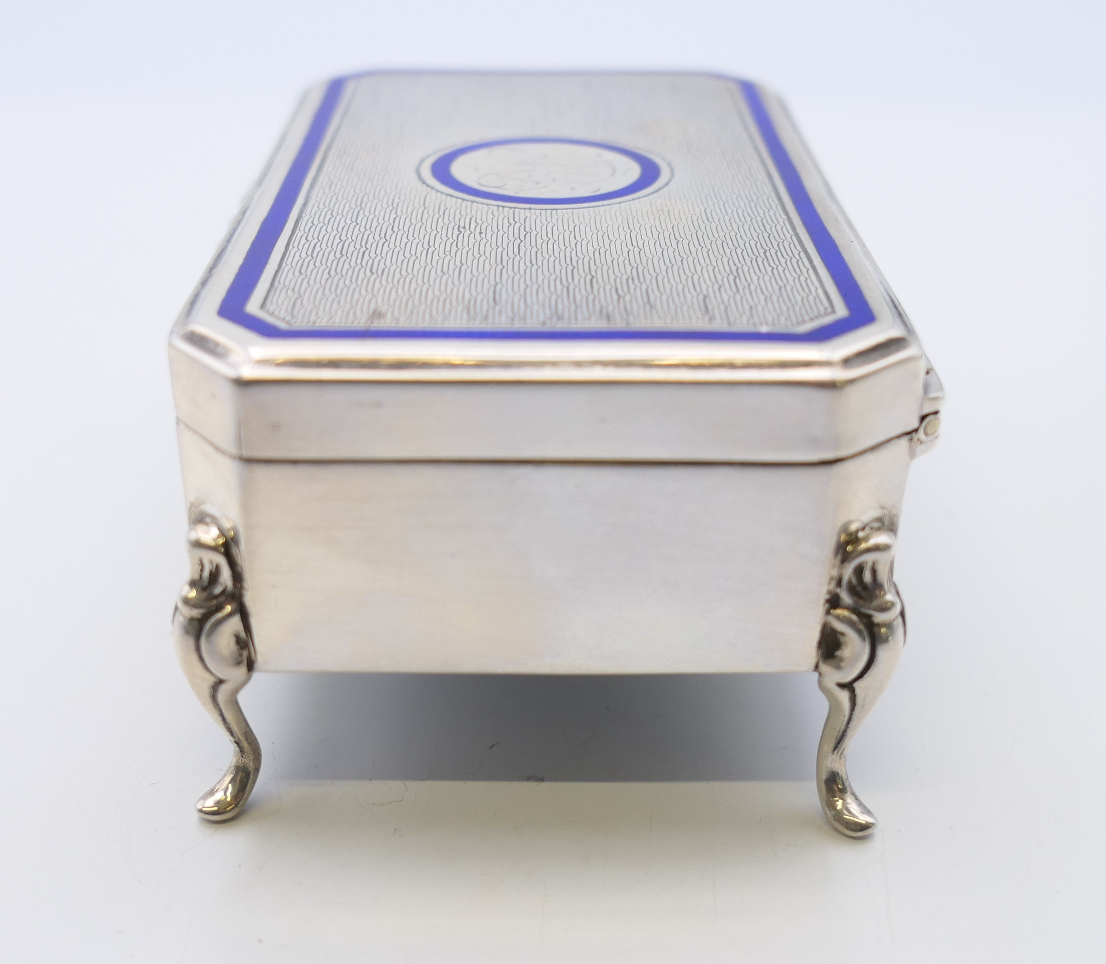 An enamel decorated silver trinket box, hallmarked for Birmingham 1913. 4 cm high, 8.5 cm wide, 5. - Image 8 of 10