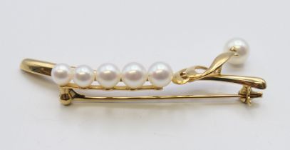 An 18 K gold pearl bar brooch. 5.5 cm long. 5.4 grammes total weight.