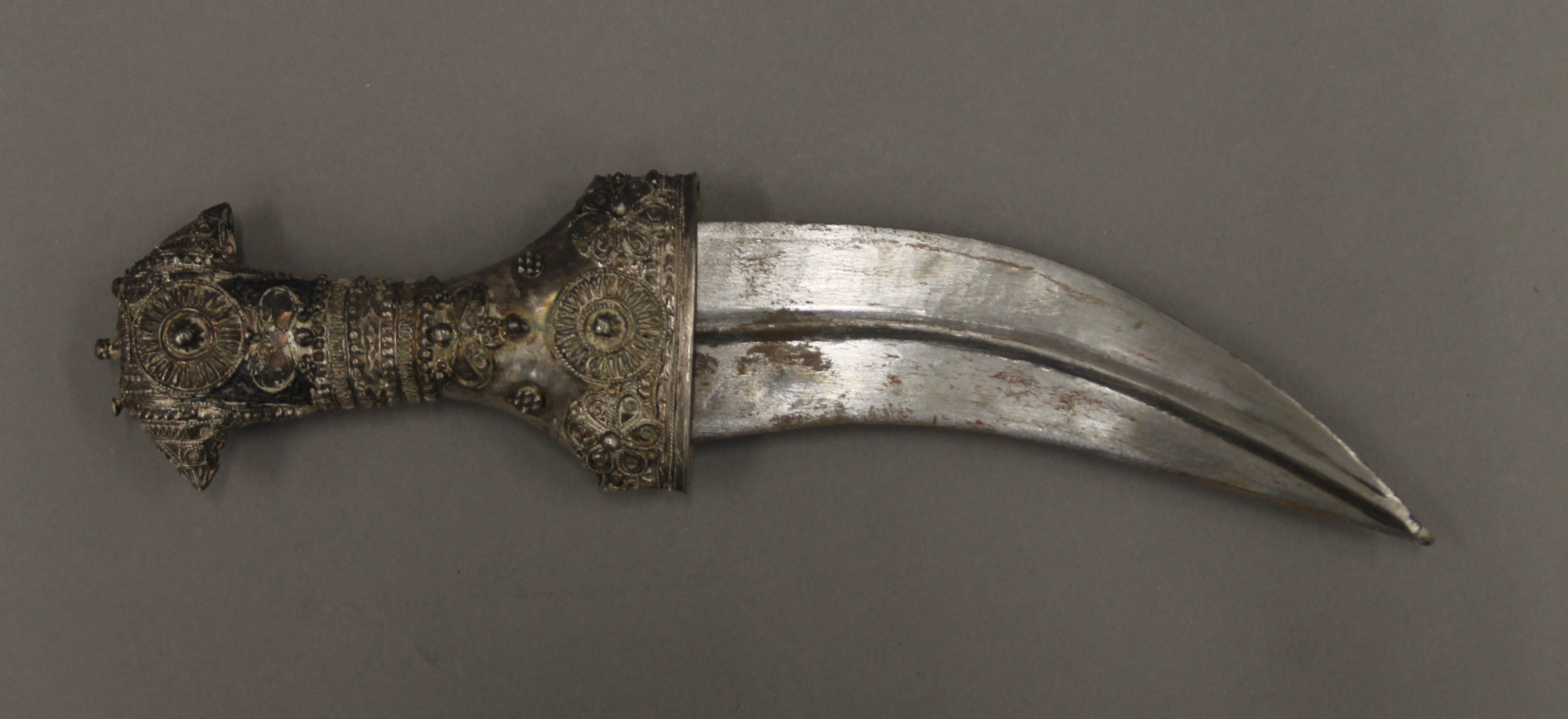 An unmarked white metal mounted jambiya. 29.5 cm long. - Image 6 of 7