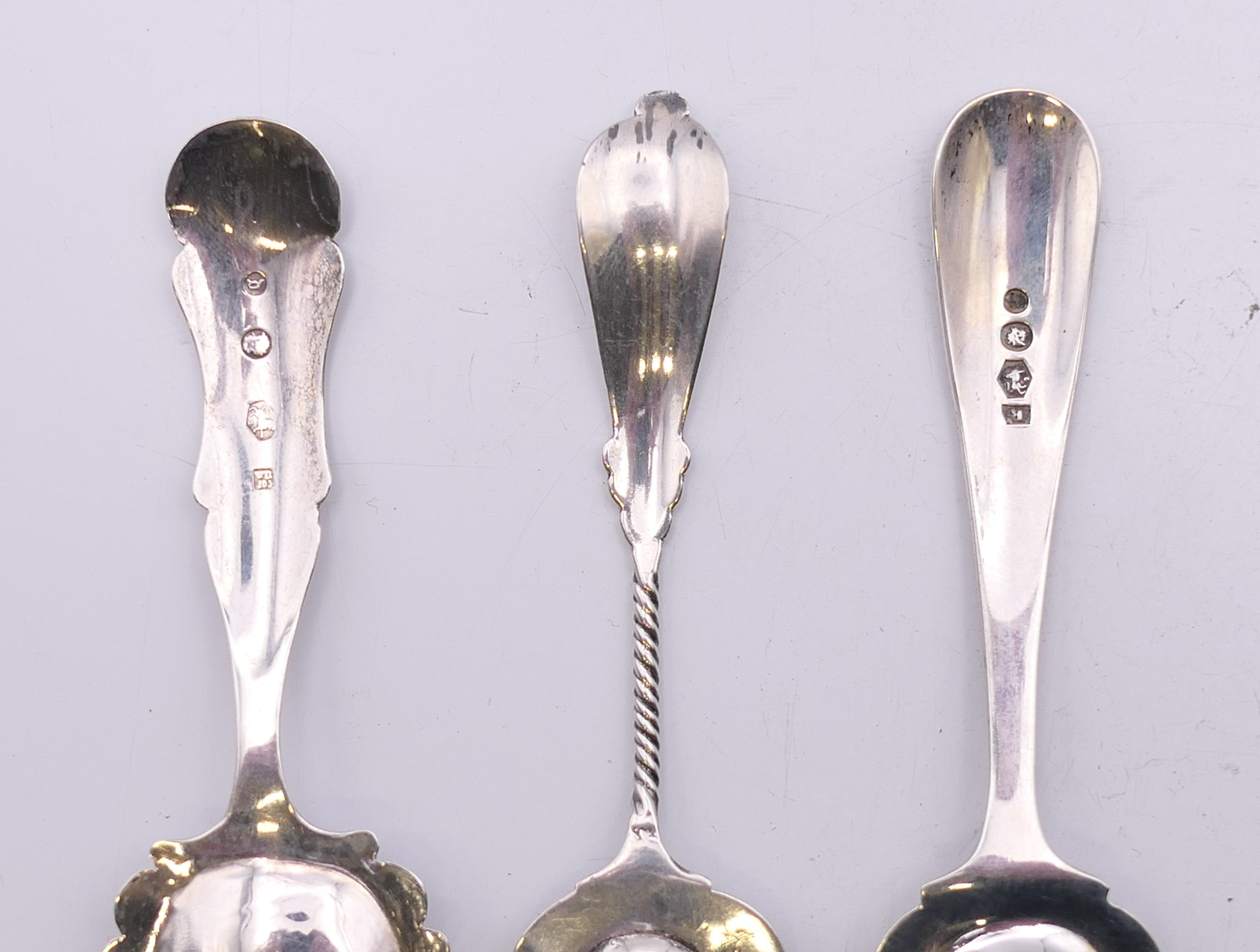 Seven Continental silver caddy spoons. The largest 12 cm long. 66.2 grammes. - Image 4 of 5