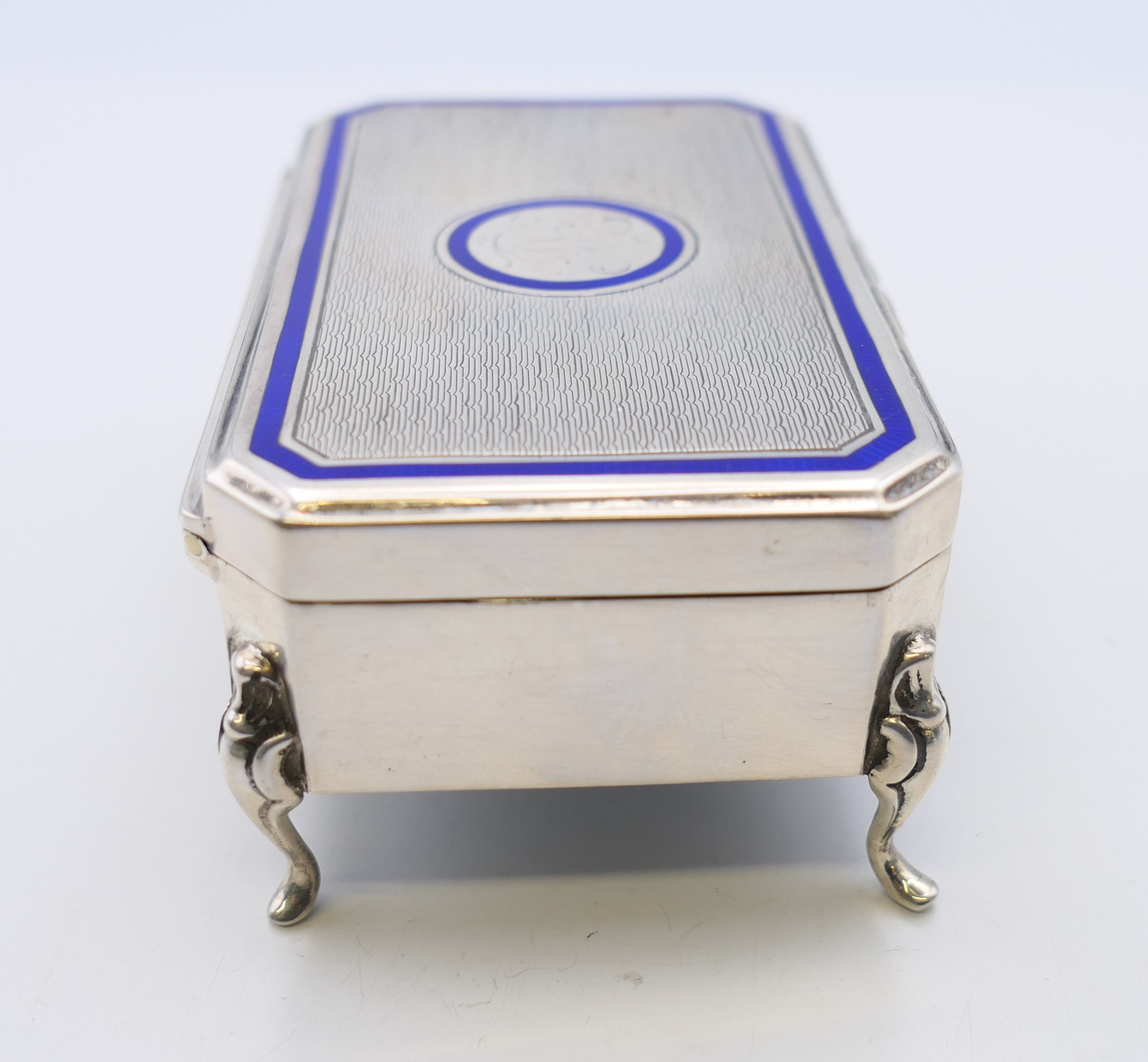 An enamel decorated silver trinket box, hallmarked for Birmingham 1913. 4 cm high, 8.5 cm wide, 5. - Image 7 of 10