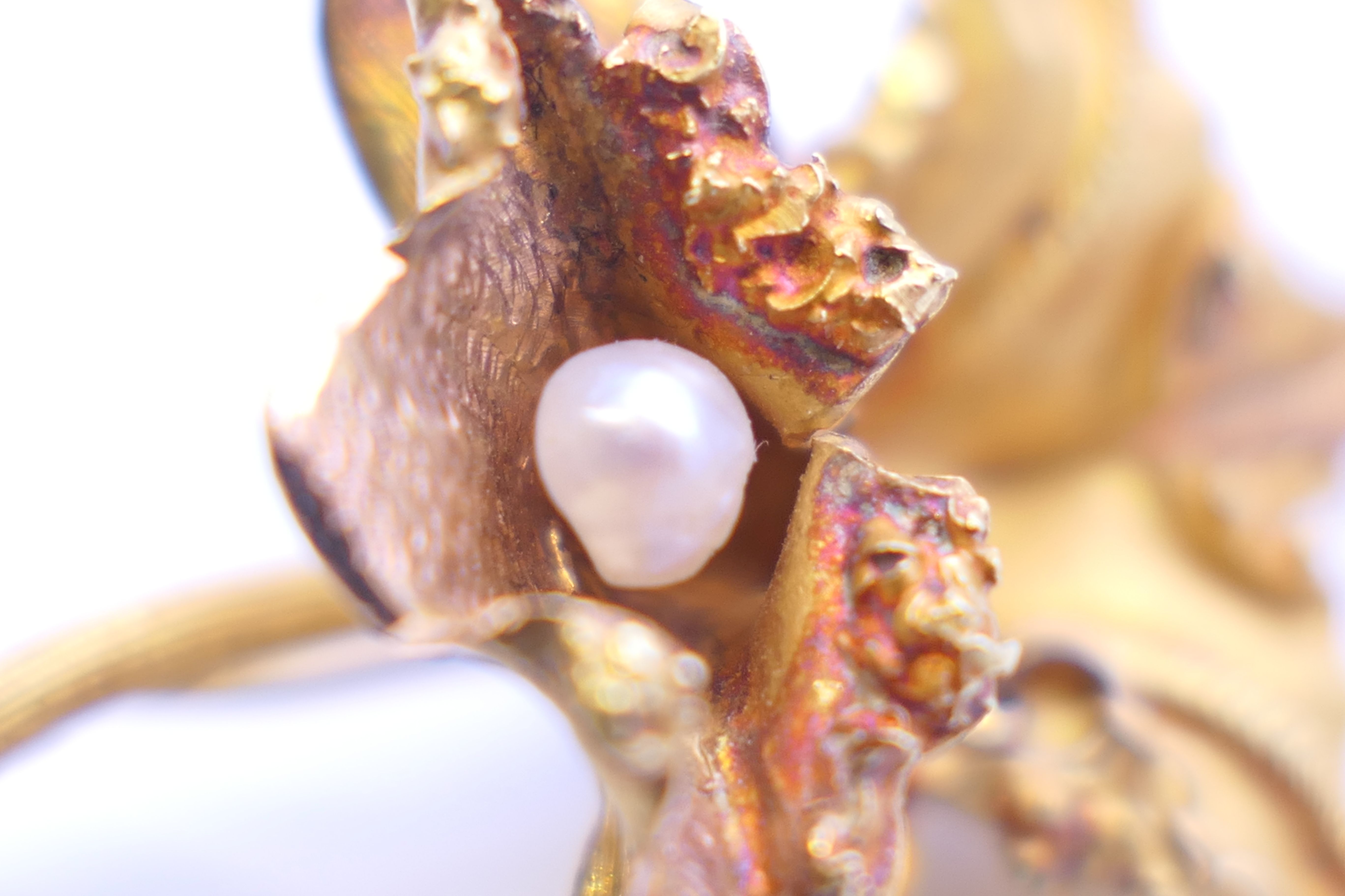 An 18 ct gold naturalist orchid brooch set with single pearl. 4.25 cm long. 9 grammes total weight. - Image 8 of 8