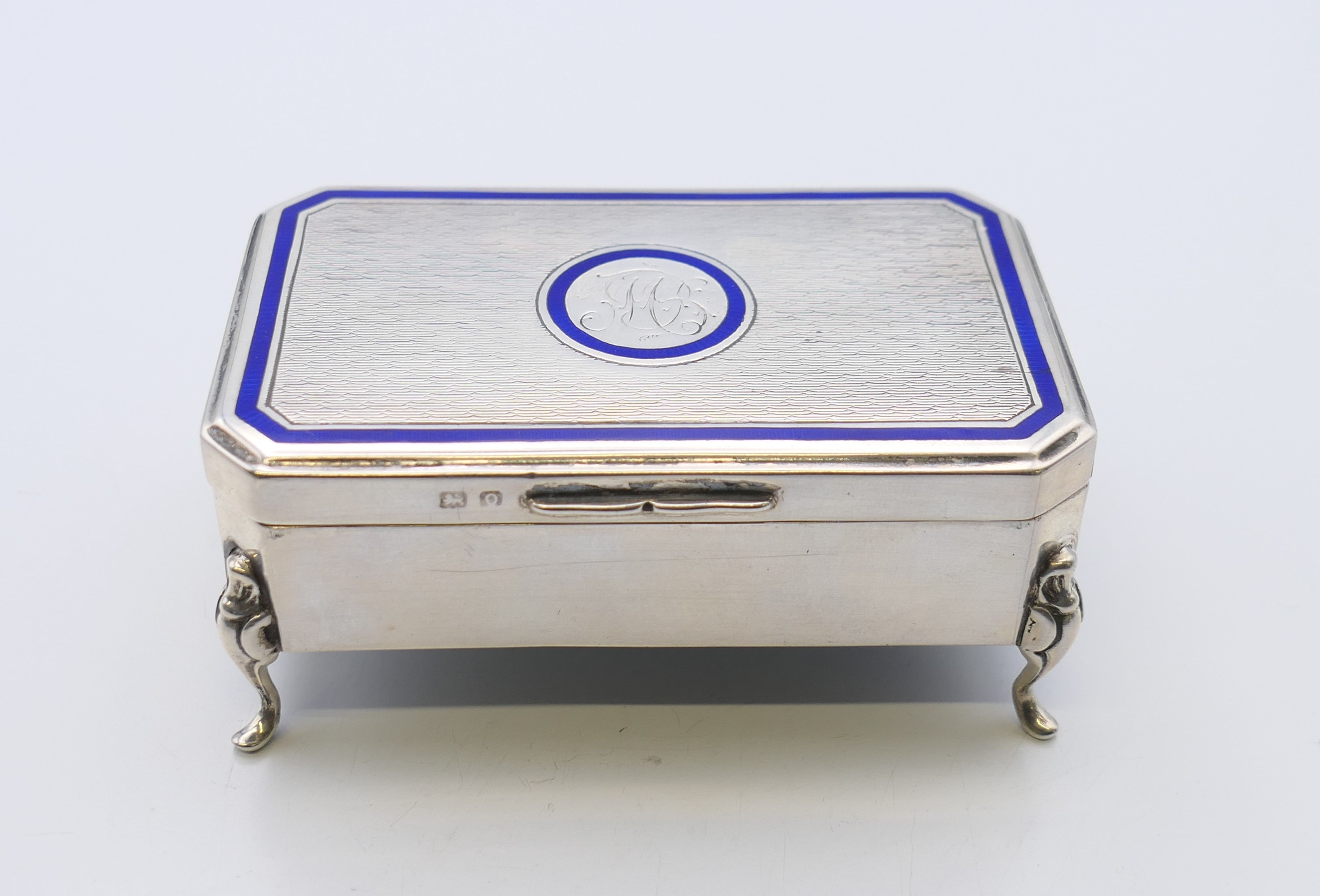 An enamel decorated silver trinket box, hallmarked for Birmingham 1913. 4 cm high, 8.5 cm wide, 5.