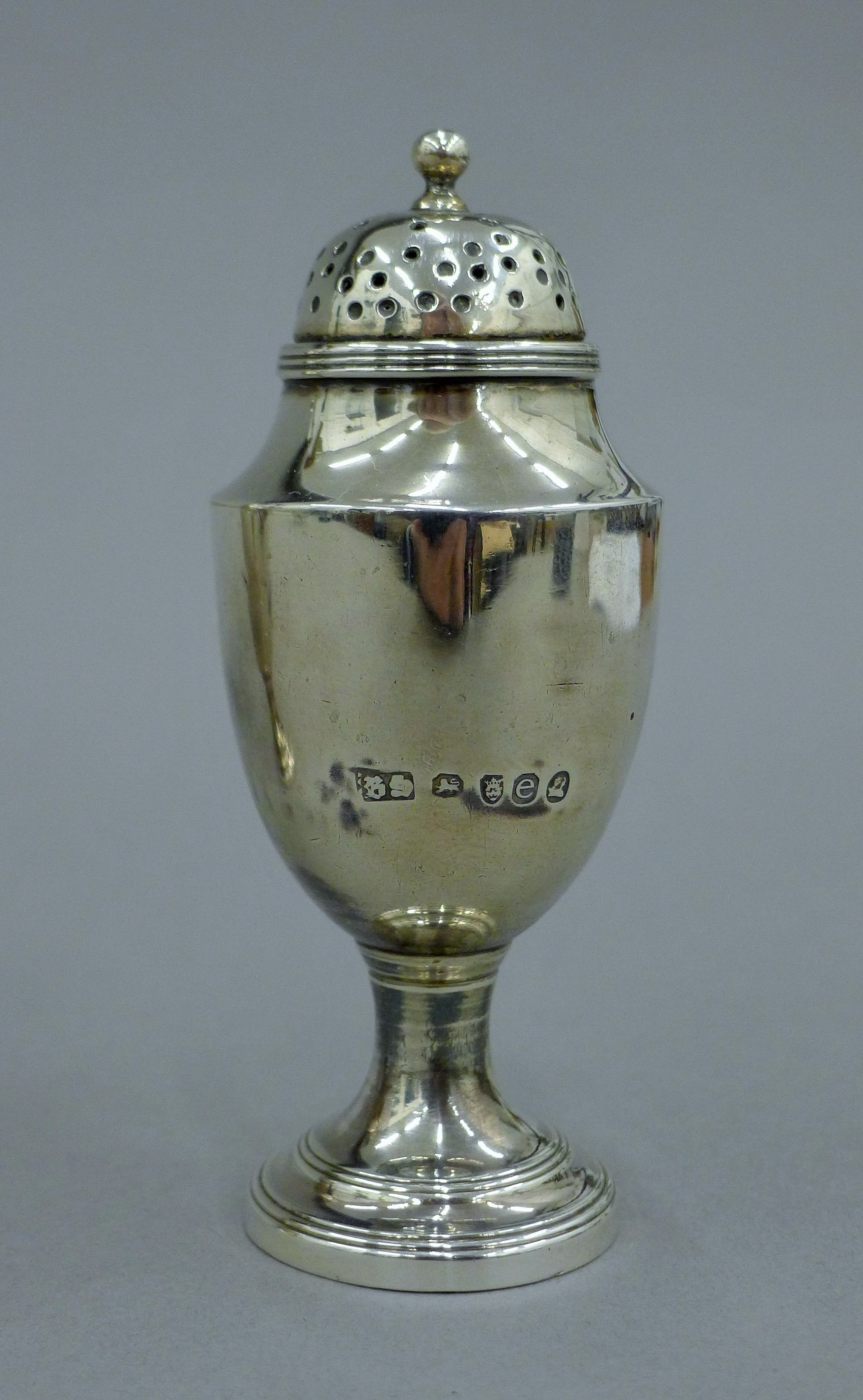 A pair of Georgian silver casters. 10 cm high. 141.8 grammes. - Image 3 of 6