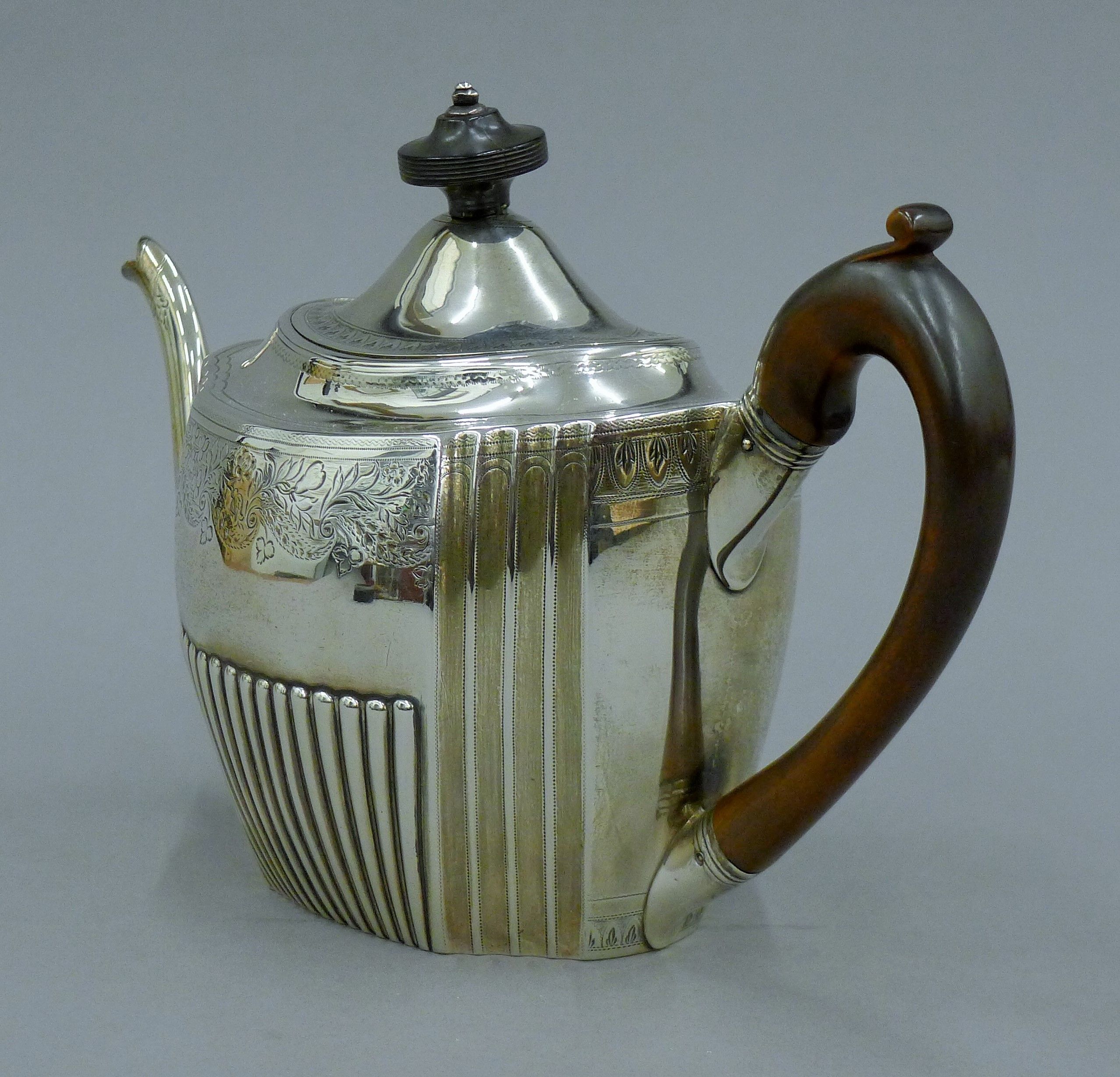 A Georgian silver teapot. 17 cm high. 471.4 grammes total weight. - Image 4 of 8