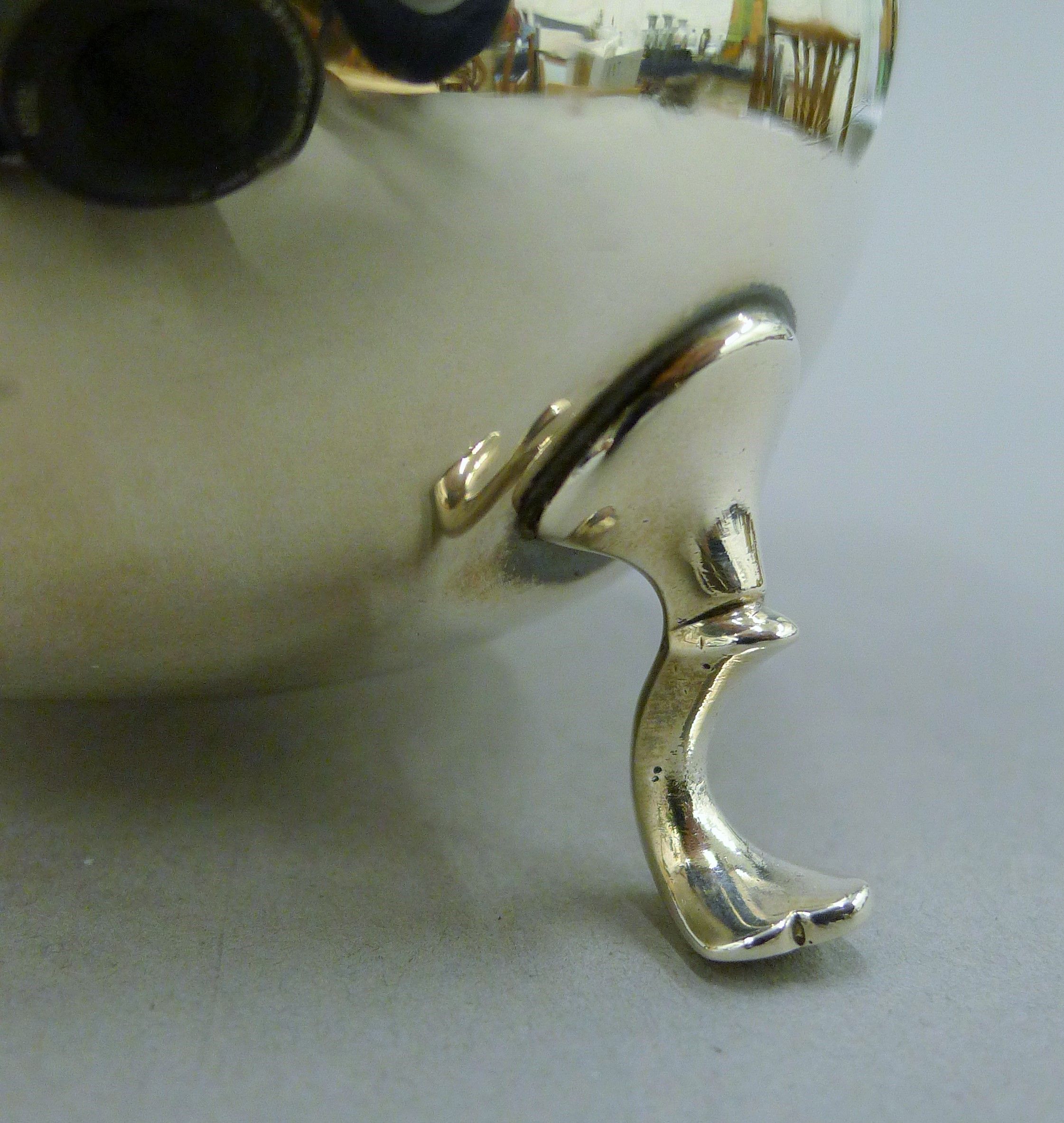 A large silver cream jug. 16.5 cm high. 270.6 grammes total weight. - Image 5 of 6