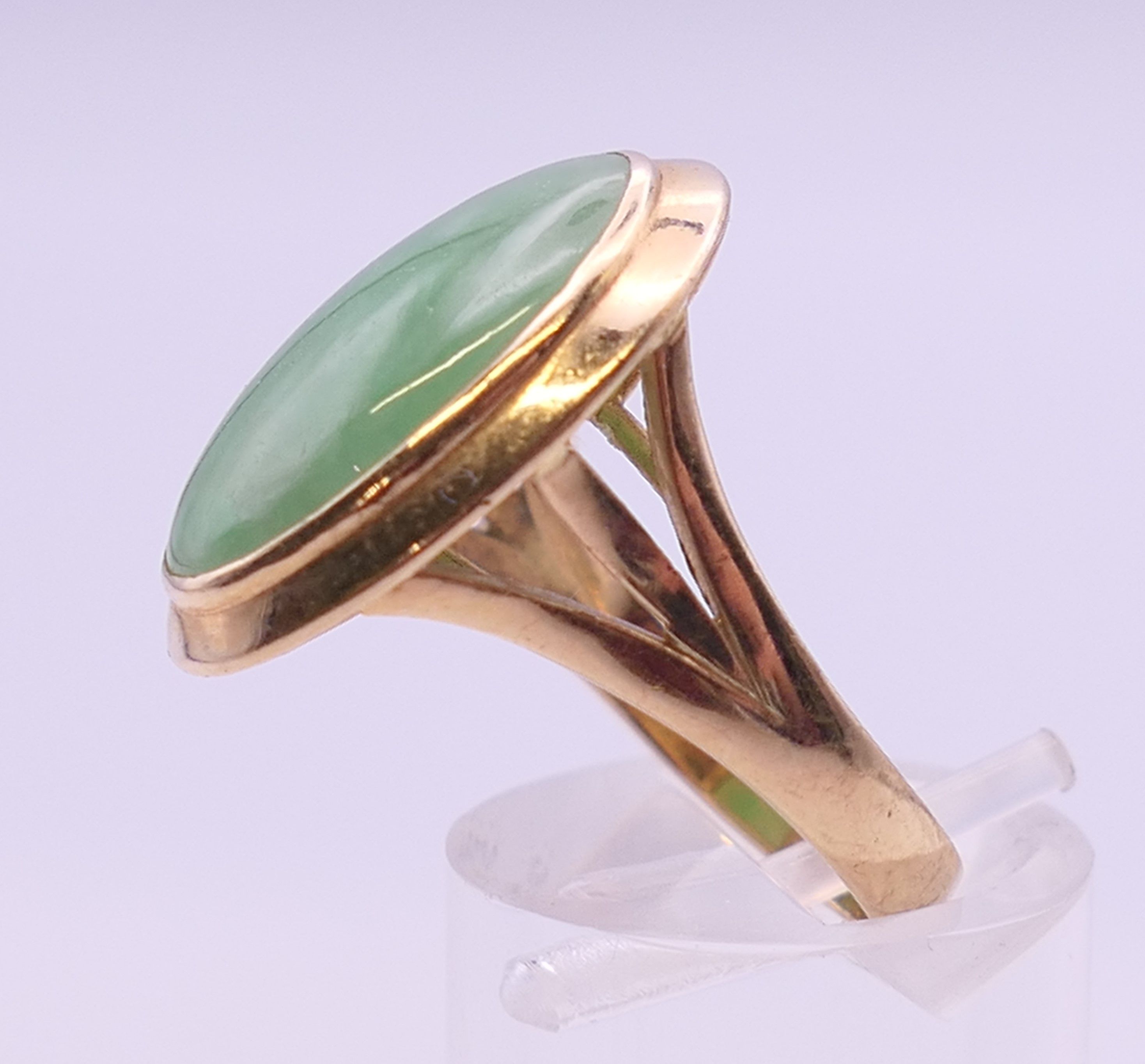 A 14 ct gold jade ring. Ring size N. - Image 4 of 6