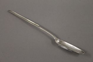 A Georgian silver marrow scoop. 23.5 cm long. 40.5 grammes.