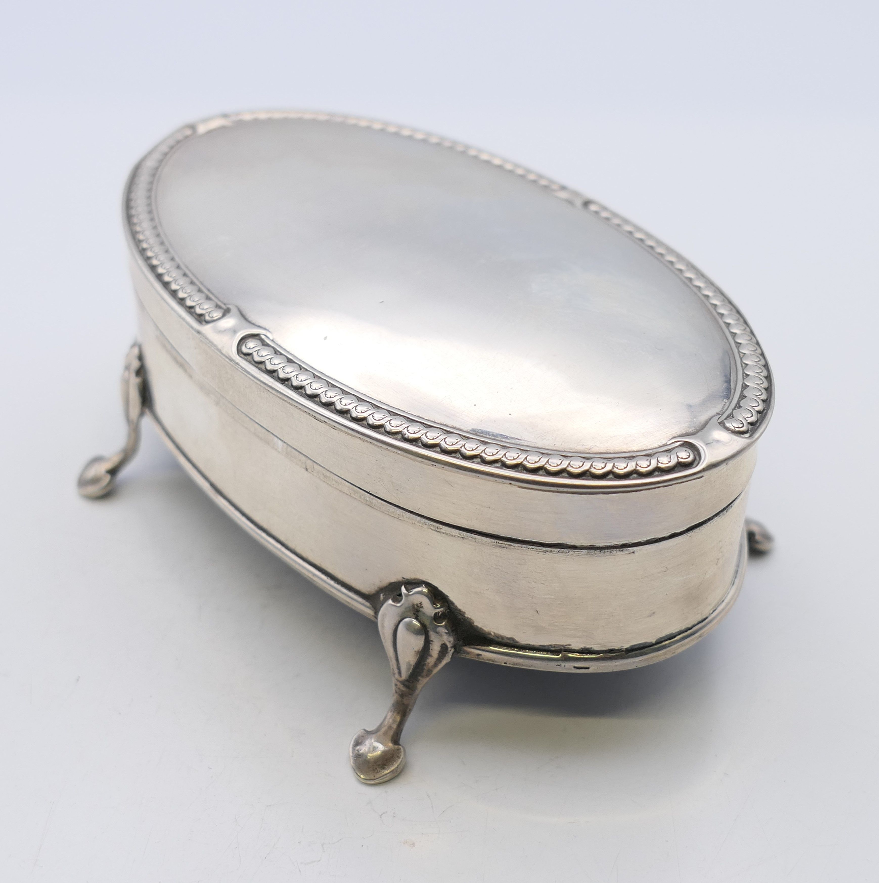 A silver trinket box, hallmarked for Birmingham 1917. 11 cm x 6.5 cm. - Image 2 of 11